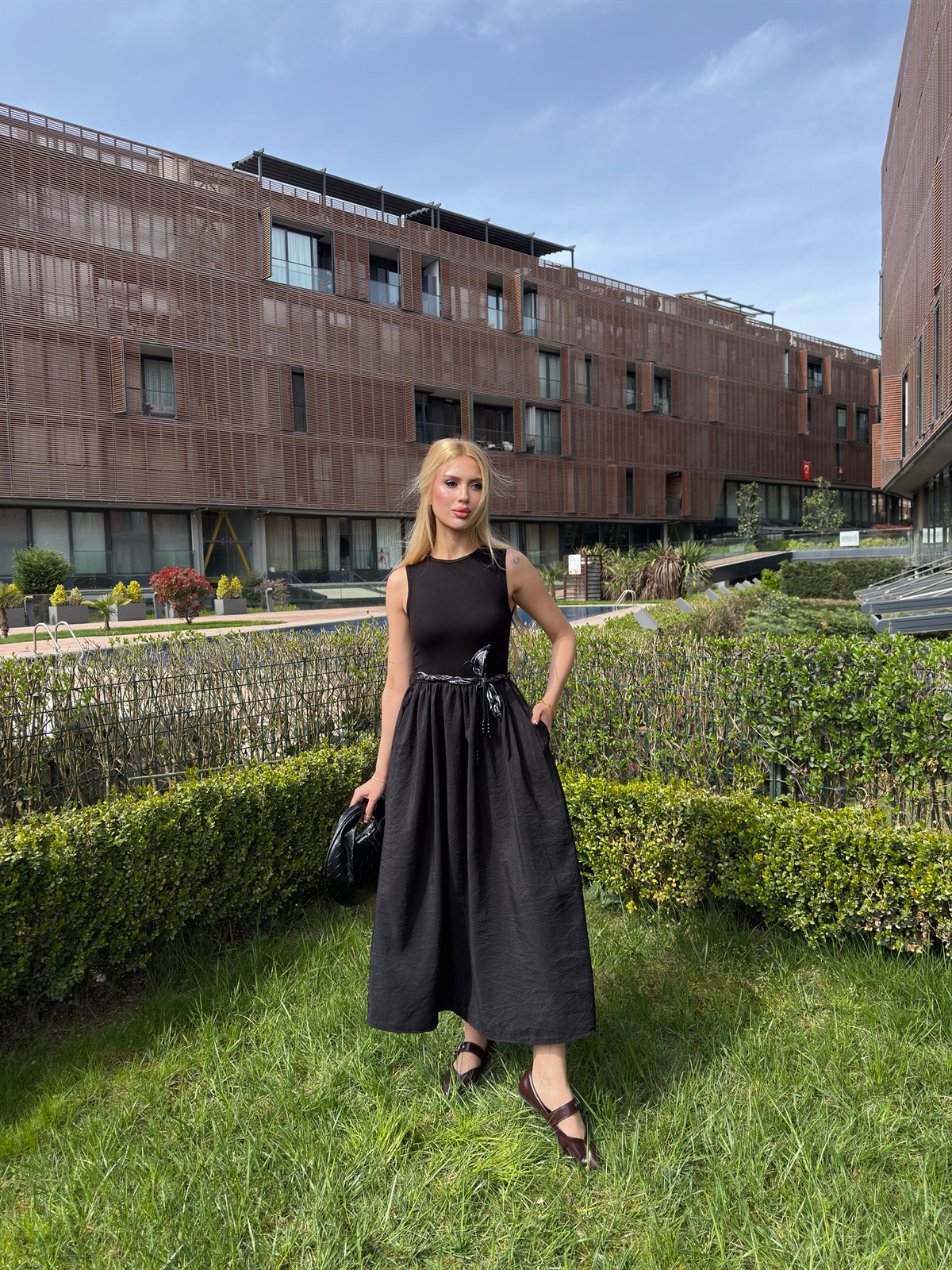 Paraşüt Detaylı Kemerli Elbise Siyah