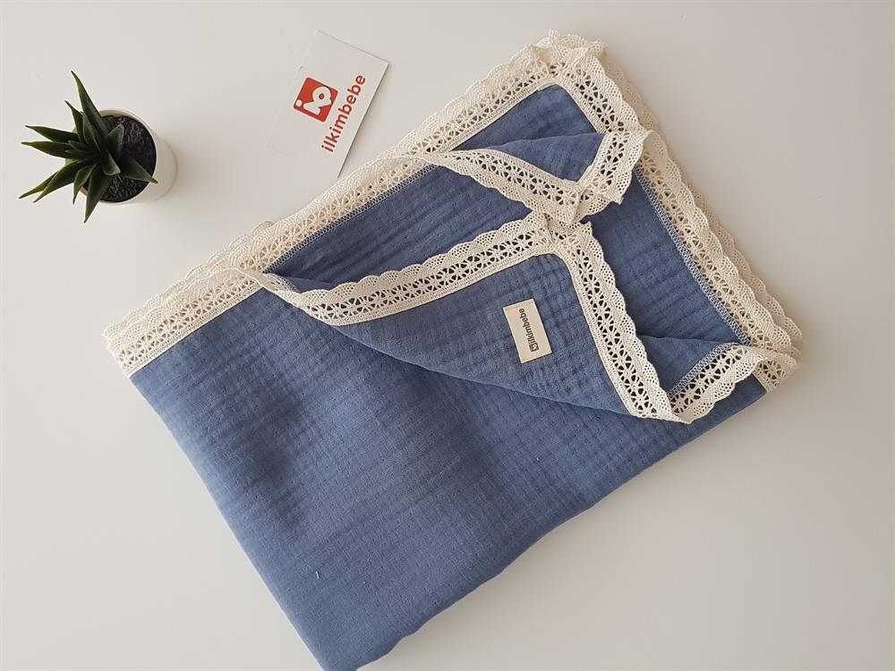 4 Katlı Dantelli Müslin Bebek Battaniyesi ve Takı Yastığı Seti 85x90