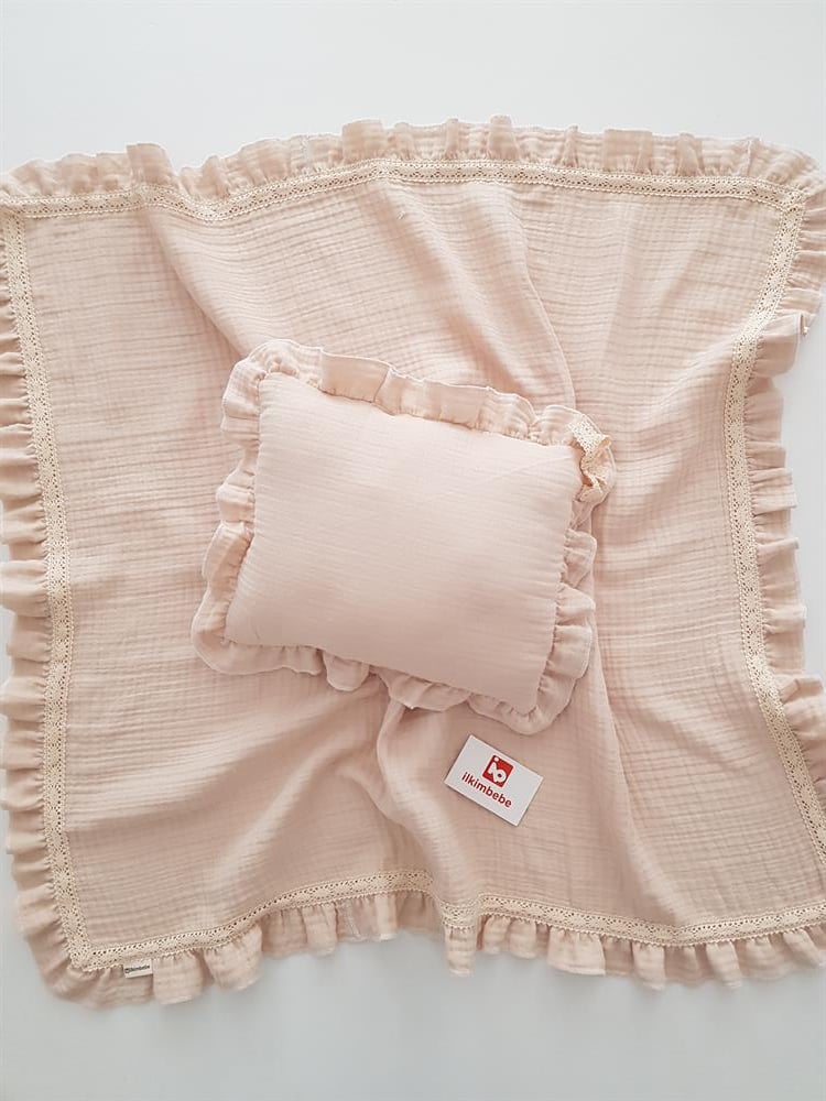 4 Katlı Dantelli Müslin Bebek Battaniyesi ve Takı Yastığı Seti 85x90 - Battaniye ve Yastık Seti