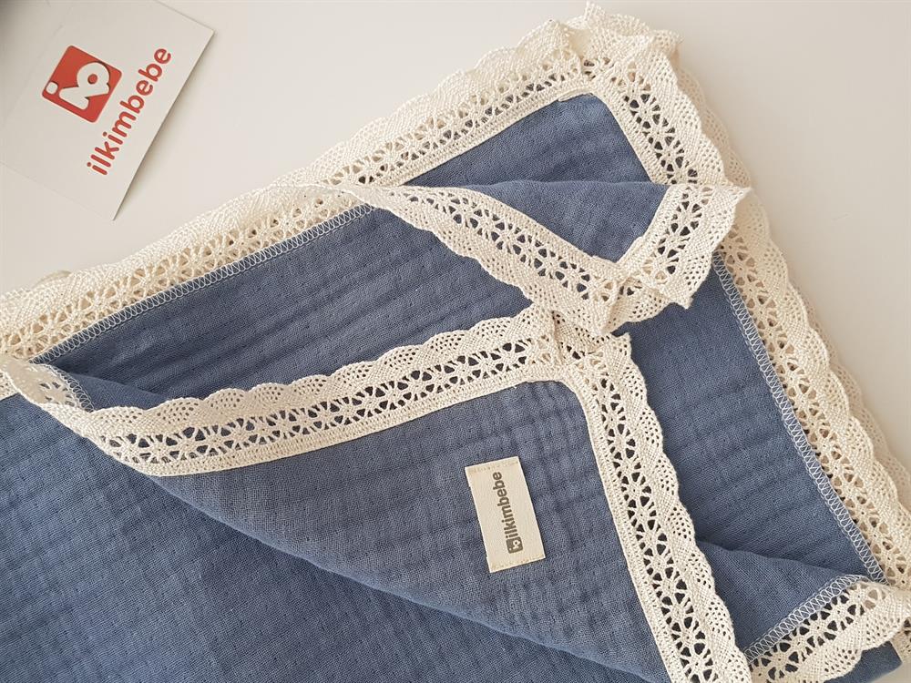 4 Katlı Dantelli Müslin Bebek Battaniyesi ve Takı Yastığı Seti 85x90