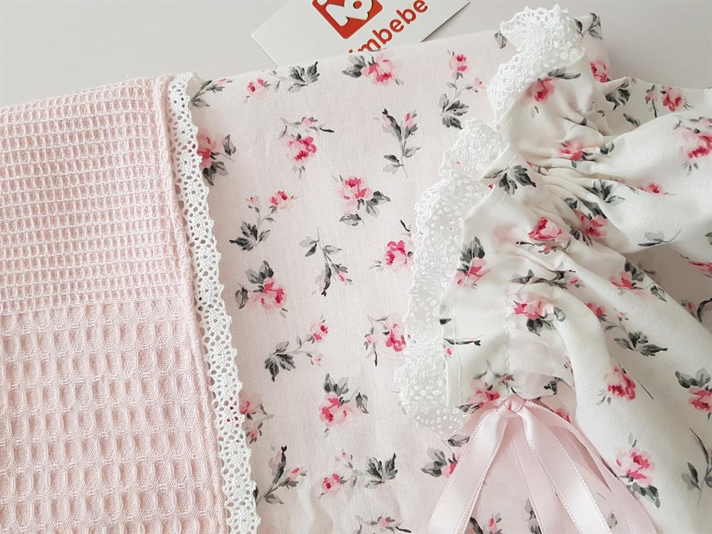 Çiçekli Dantelli Pikeli Bebek Battaniyesi ve Kese