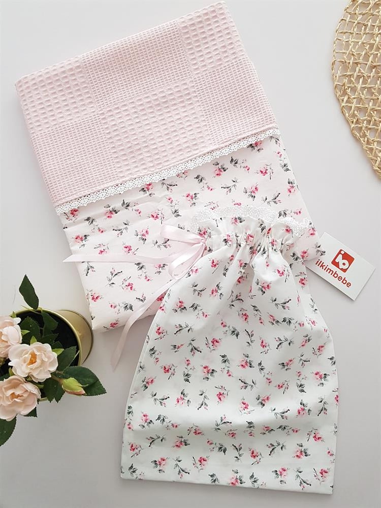 Çiçekli Dantelli Pikeli Bebek Battaniyesi ve Kese