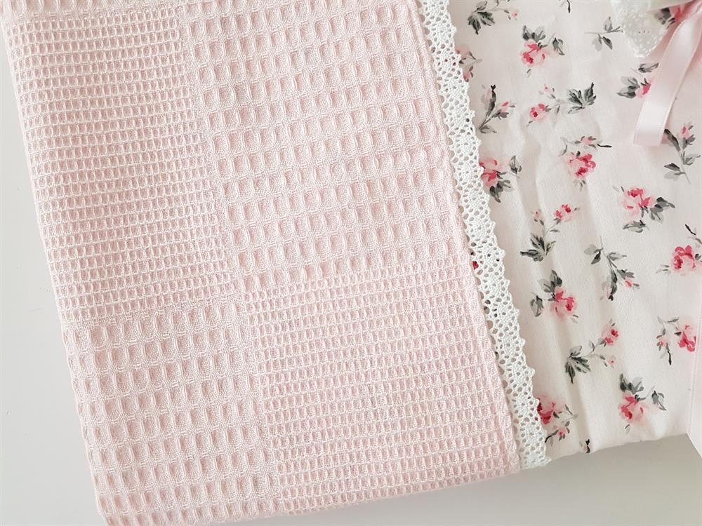 Çiçekli Dantelli Pikeli Bebek Battaniyesi ve Kese