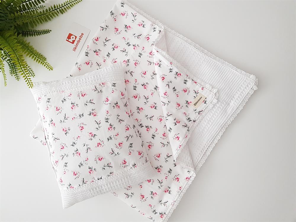 Çiçekli Dantelli Pikeli Bebek Battaniyesi ve Yastık Seti 85x90