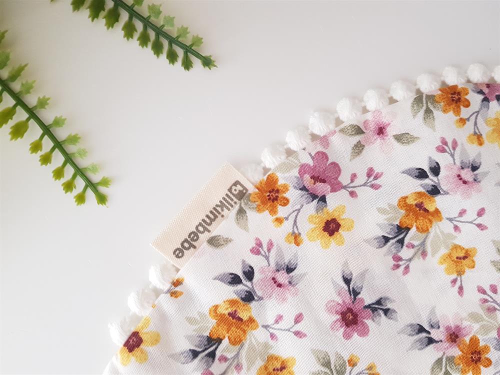 Çiçekli Bebek Önlük , Emzik Askısı Seti