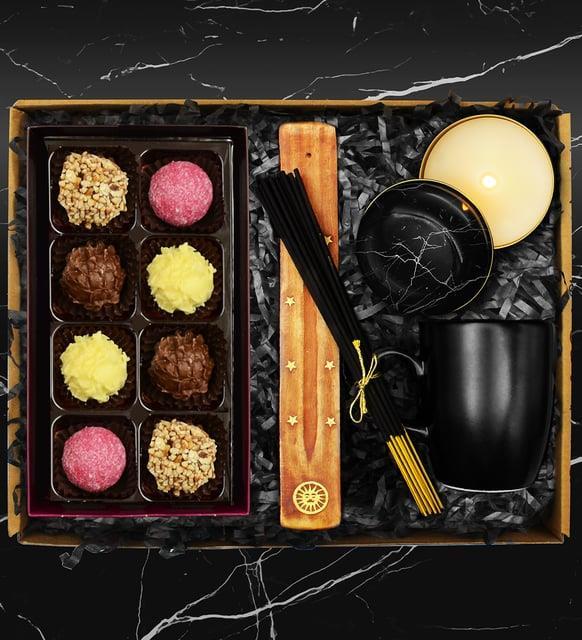 Özel Tasarım Mum & Truffle Çikolata Kutusu  & Tütsü Seti & Siyah Kupa Hediye Seti