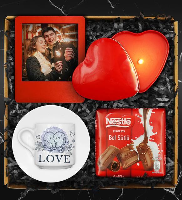 Sevgililer Gününe Özel Tasarım Love Fincan & Kişiye Özel Fotoğraf Çerçevesi & Kırmızı Kalp Mum & Nestle Çikolata Hediye Seti