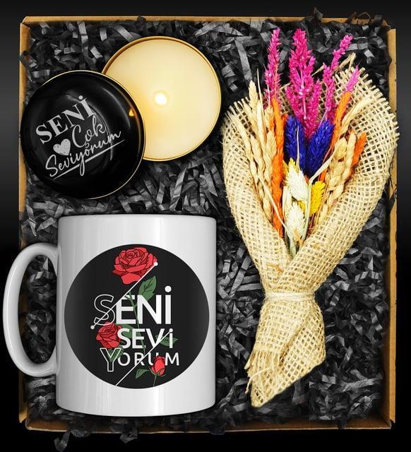 Sevgililere Özel Tasarımlı Kupa & Özel Tasarım Mum & Bahar Coşkusu Çiçek Demeti Hediye Seti