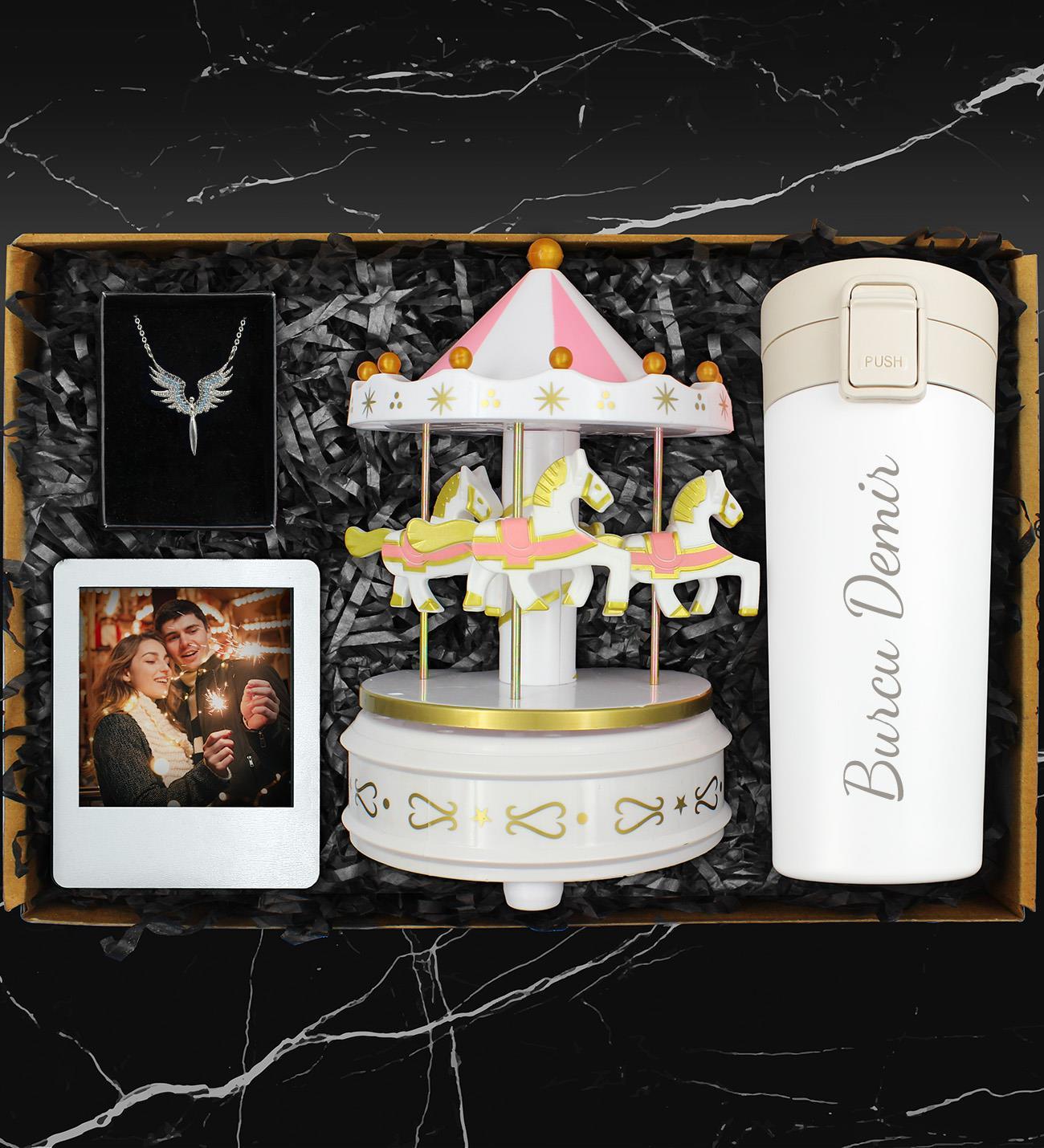 Kişiye Özel 400 ML Çelik Termos & Müzikli Atlıkarınca & Fotoğraf Çerçevesi & Gümüş Renk Mikail Melek Kolye Hediye Seti 