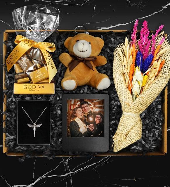 Sevdiklerinize Özel Mini Ayıcık & Bahar Coşkusu Çiçek Demeti & Kişiye Özel Fotoğraf Çerçevesi & Godiva Madlen & Melek Kolye Hediye Seti