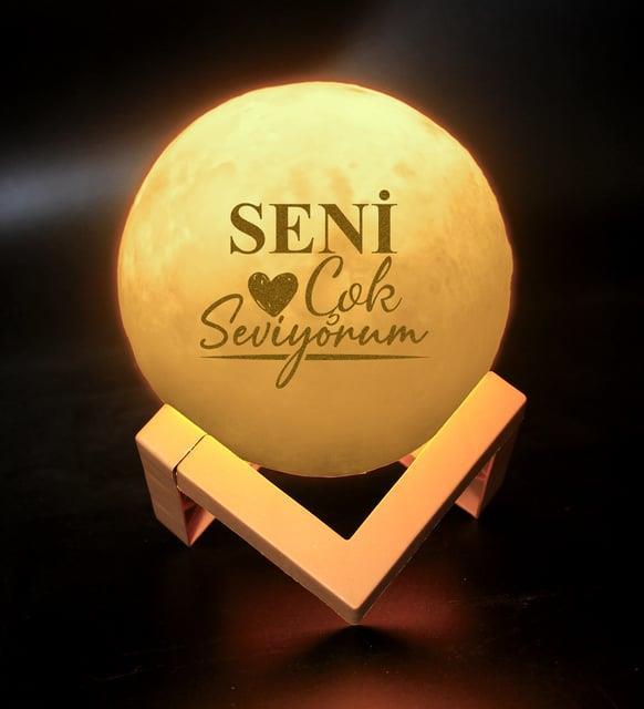 Sevgililer Gününe Özel 3D Ay Şeklinde Dekoratif Gece Lambası (Standlı)