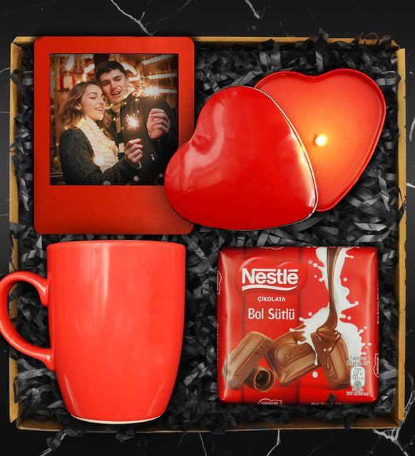 Sevgililer Gününe Özel Kırmızı Kupa & Kişiye Özel Fotoğraf Çerçevesi & Kırmızı Kalp Mum & Nestle Çikolata Hediye Seti