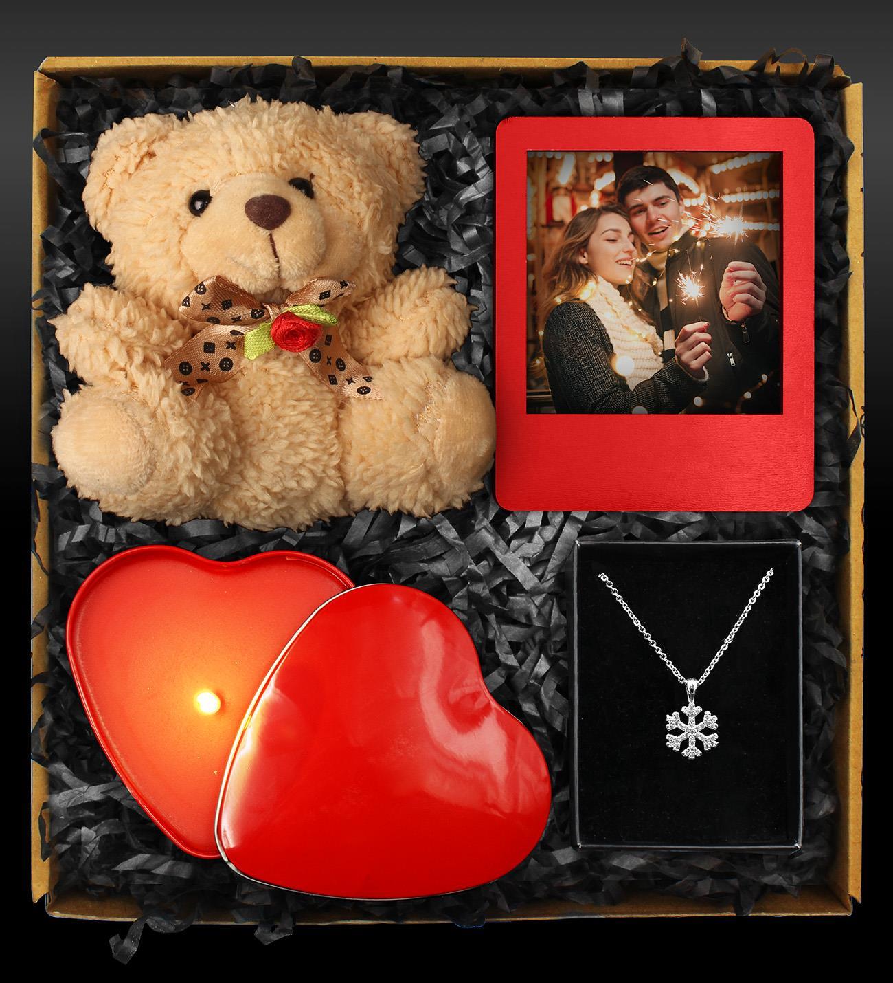 Sevgililer Gününe Özel Sevimli Ayıcık & Kişiye Özel Fotoğraf Çerçevesi & Kalp Mum & Kar Tanesi Kolye Hedi