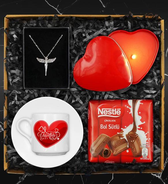 Sevgililer Gününe Özel Tasarım Fincan & Gümüş Renk Zirkon Taşlı Melek Kolye & Kırmızı Kalp Mum & Nestle Çikolata Hediye Seti