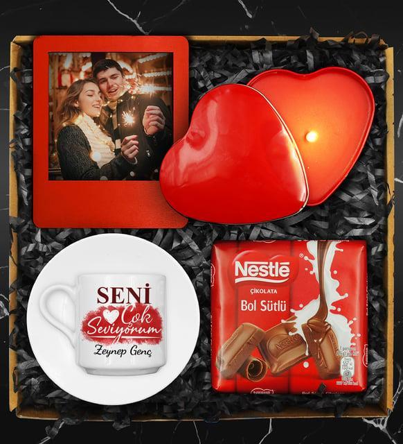 Sevgililer Gününe Özel Tasarım Kişiye Özel Fincan & Kişiye Özel Fotoğraf Çerçevesi & Kırmızı Kalp Mum & Nestle Çikolata Hediye Seti
