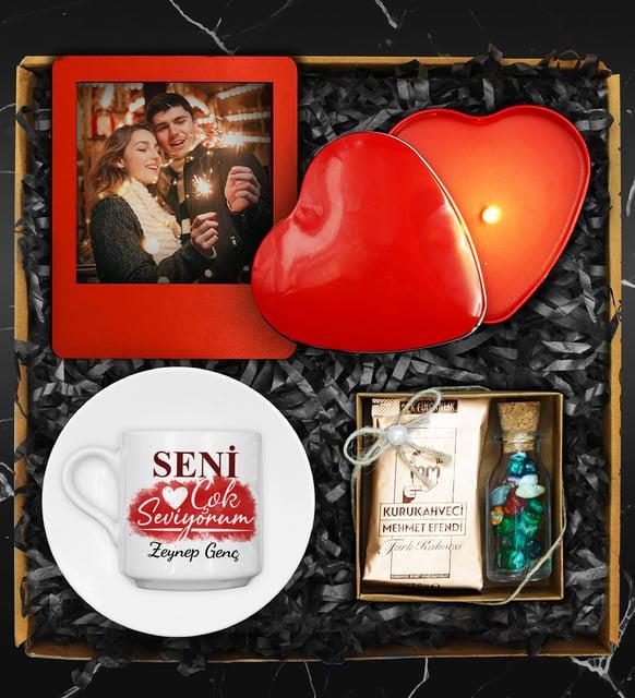 Sevgililer Gününe Özel Tasarım Kişiye Özel Fincan & Kişiye Özel Fotoğraf Çerçevesi & Kalp Mum & Kahve & Çikolata Hediye Seti