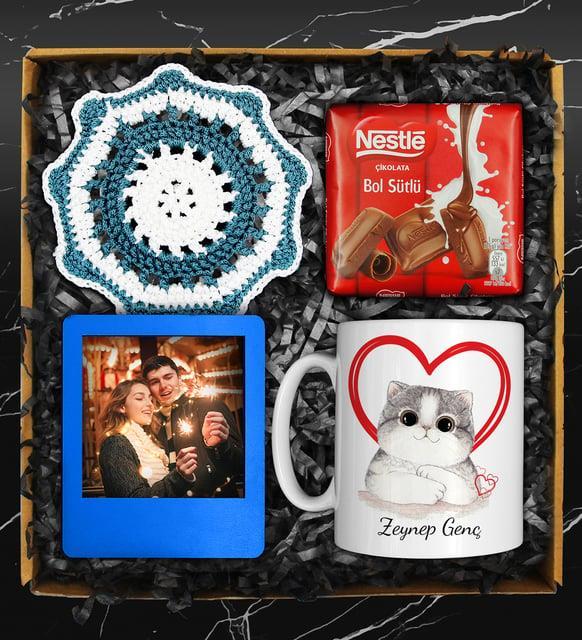 Sevgililer Gününe Özel Tasarım Kupa & Kişiye Özel Fotoğraf Çerçevesi & Handmade Makrome Bardak Altlığı & Nestle Çikolata
