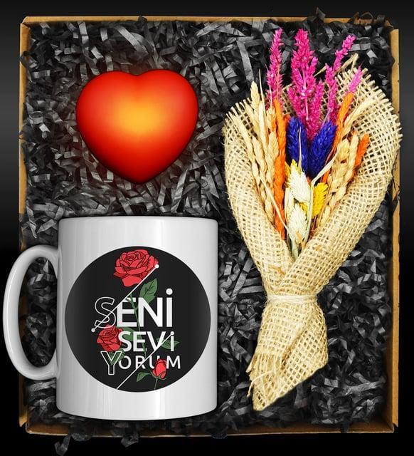 Sevgililere Özel Tasarım Kupa & Işıklı Kalp Biblo & Bahar Coşkusu Çiçek Demeti Hediye Seti