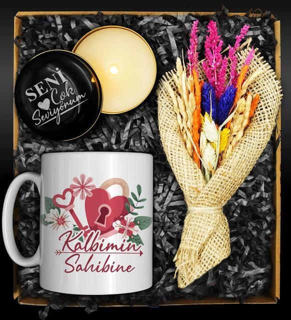 Sevgililere Özel Tasarım Kupa & Özel Tasarım Siyah Mum & Bahar Coşkusu Çiçek Demeti Seti