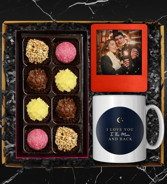 Sevgililere Özel Tasarım Kupa & Truffle Çikolata Kutusu & Kişiye Özel Kırmızı Fotoğraf Çerçevesi Hediye Seti