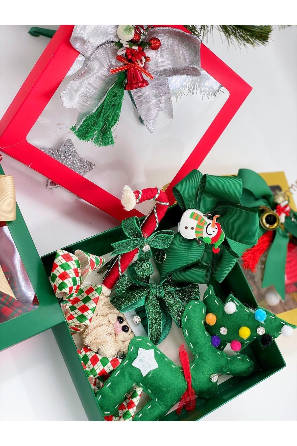 Lüks Yeşil Kutulu Yılbaşı 8 Parça Toka Aksesuar Hediye Seti Çam Ağacı Noel Baba Şeker Fiyonk Geyik