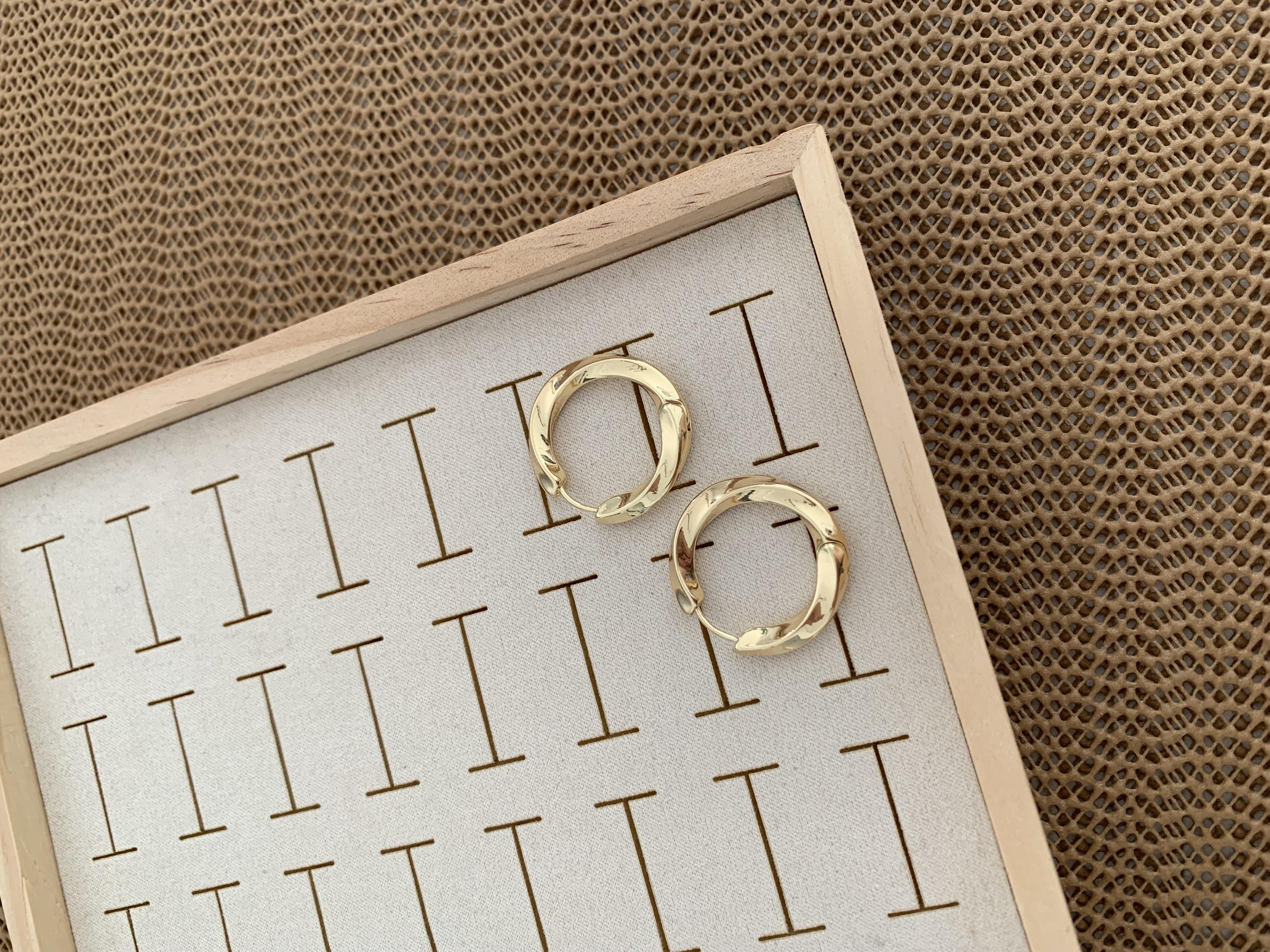 Özel Seri Gold İthal Kaplama Plaka Kıvrımlı Halka Küpe