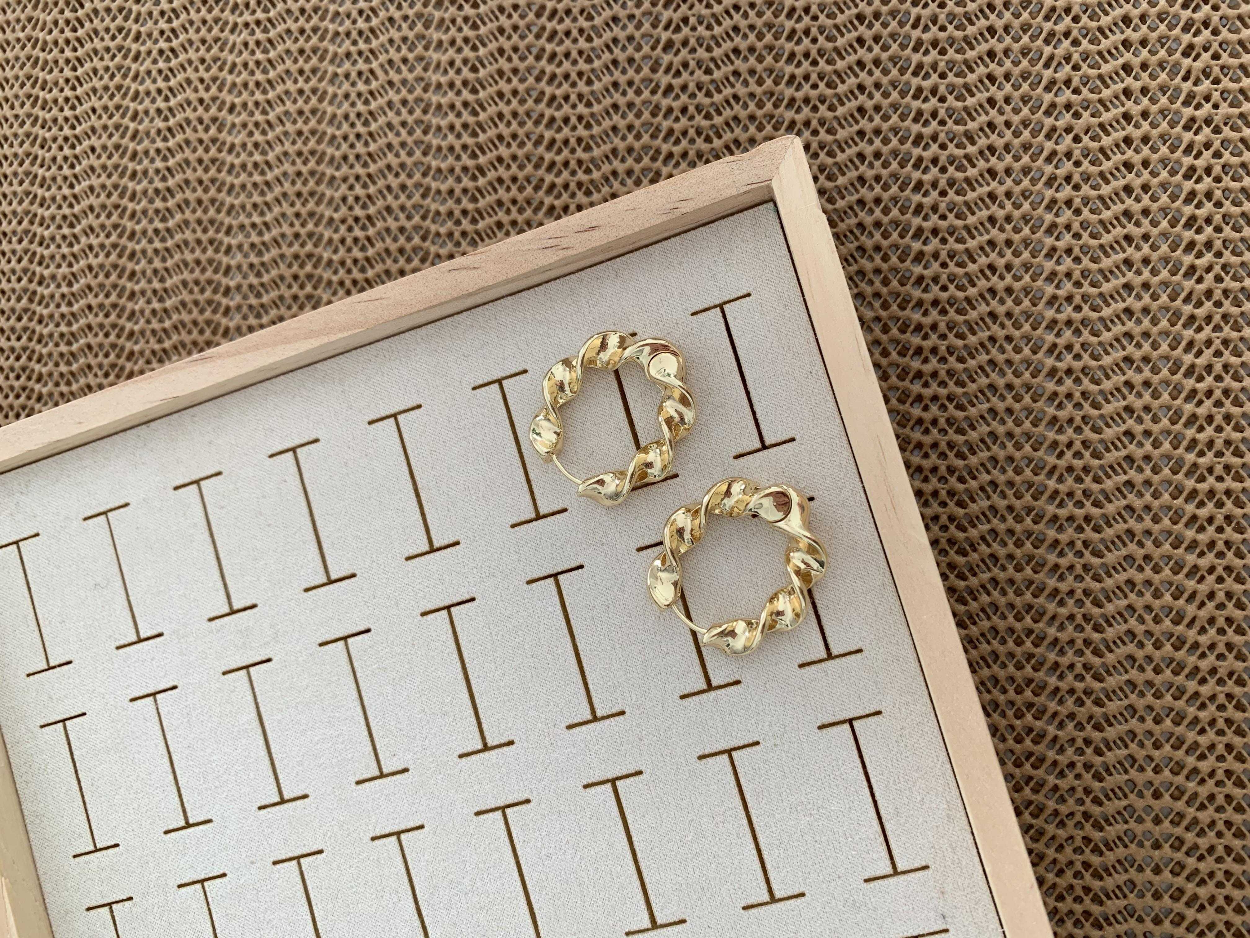 Özel Seri Gold İthal Kaplama Plaka Kıvrımlı Oval Küpe