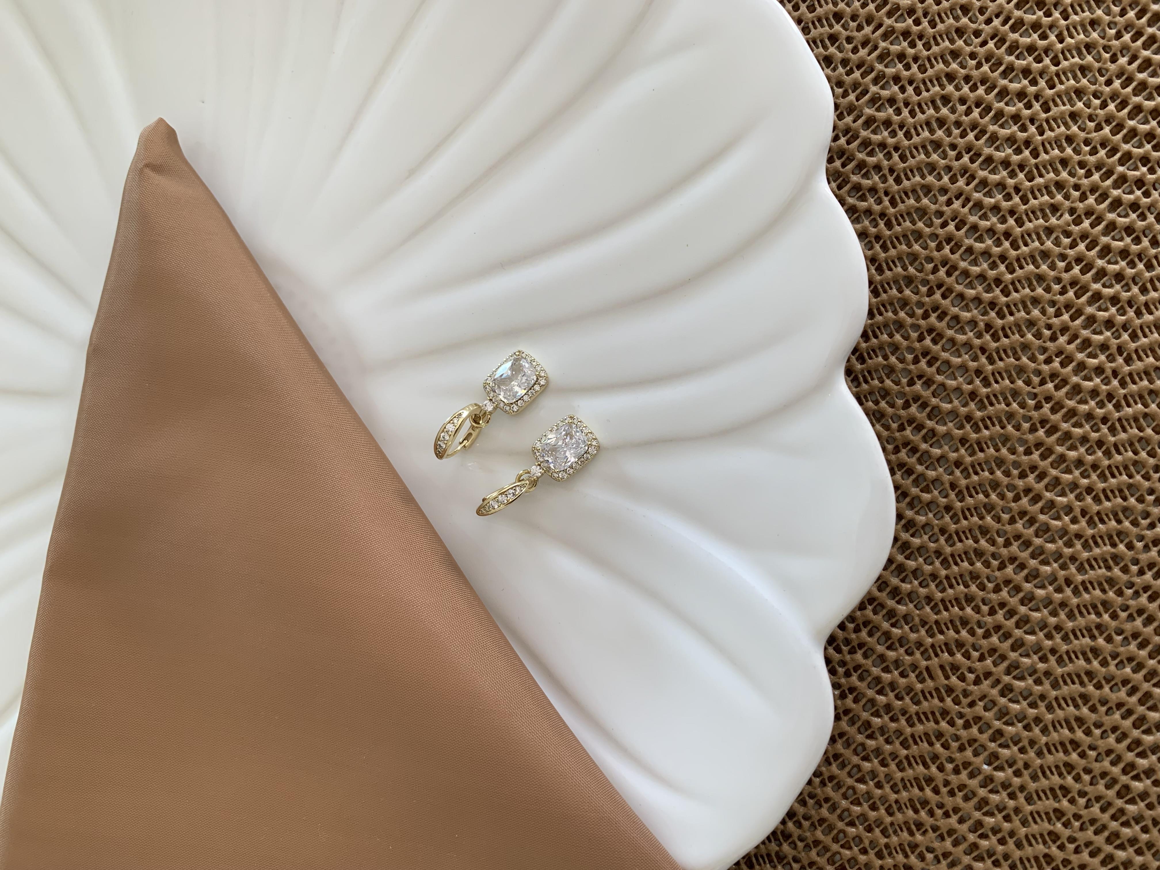 Vip Gold Baget Kare Tek Taş Sallantılı Halka Küpe