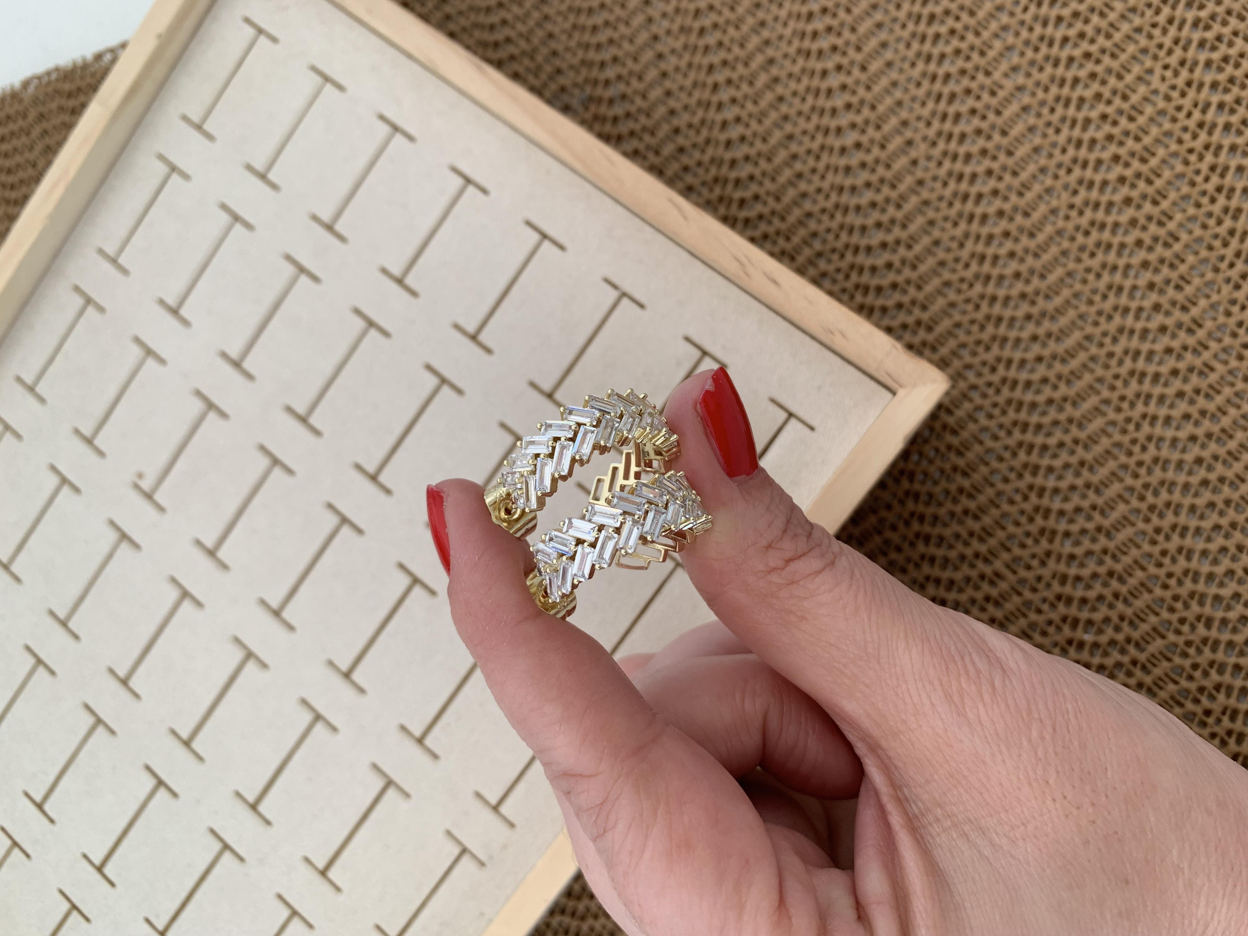 Vip Gold Baget Taş V Sıralı Ay Tasarım Küpe