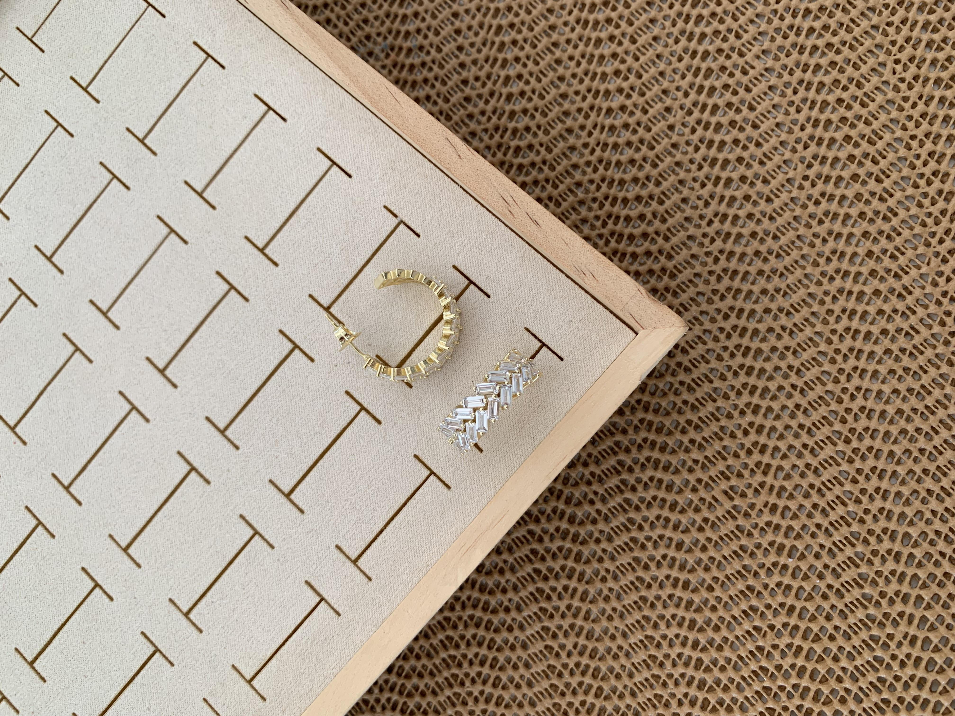 Vip Gold Baget Taş V Sıralı Ay Tasarım Küpe