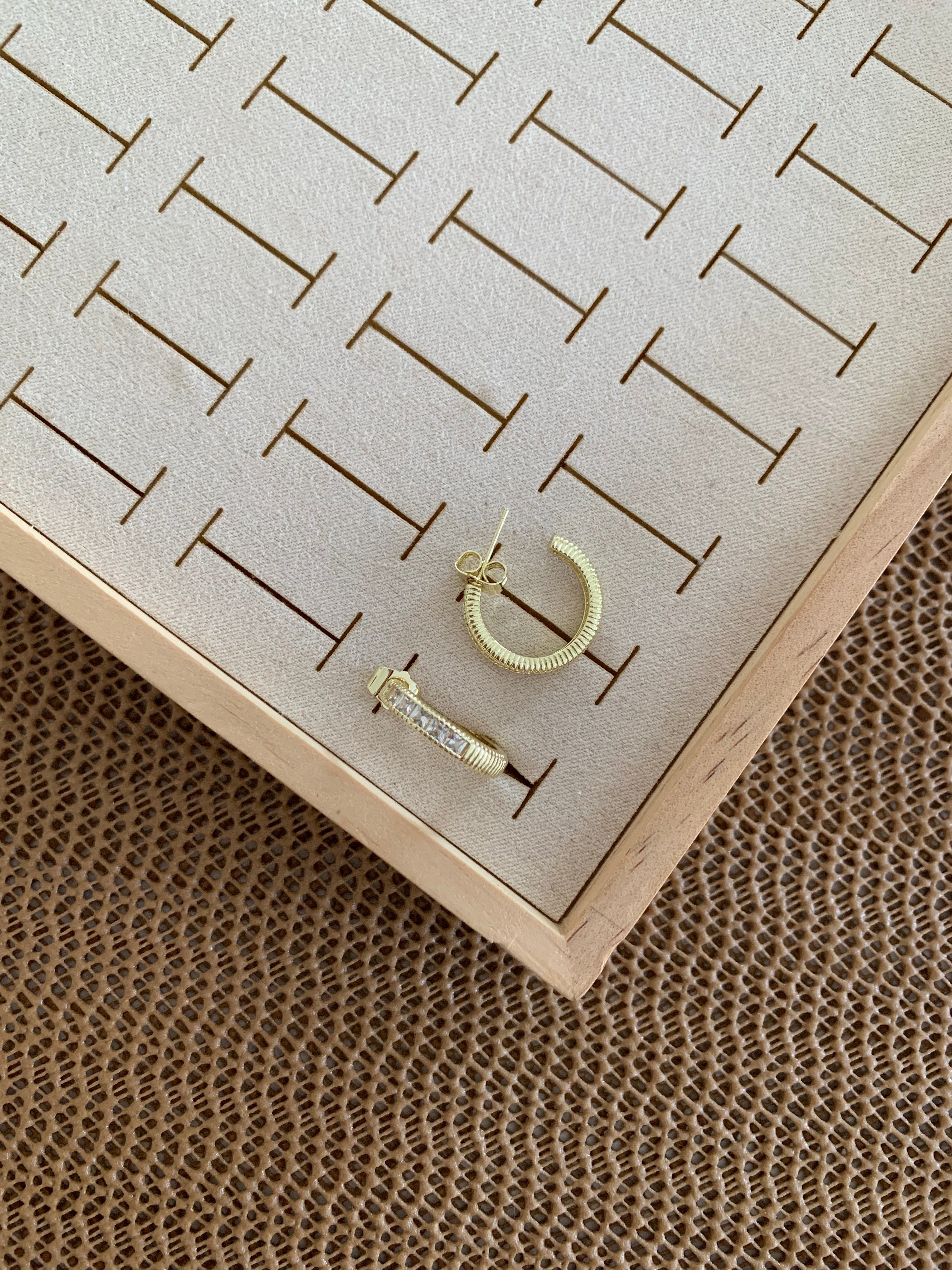 Vip Gold Baget Taşlı Ay Küpe