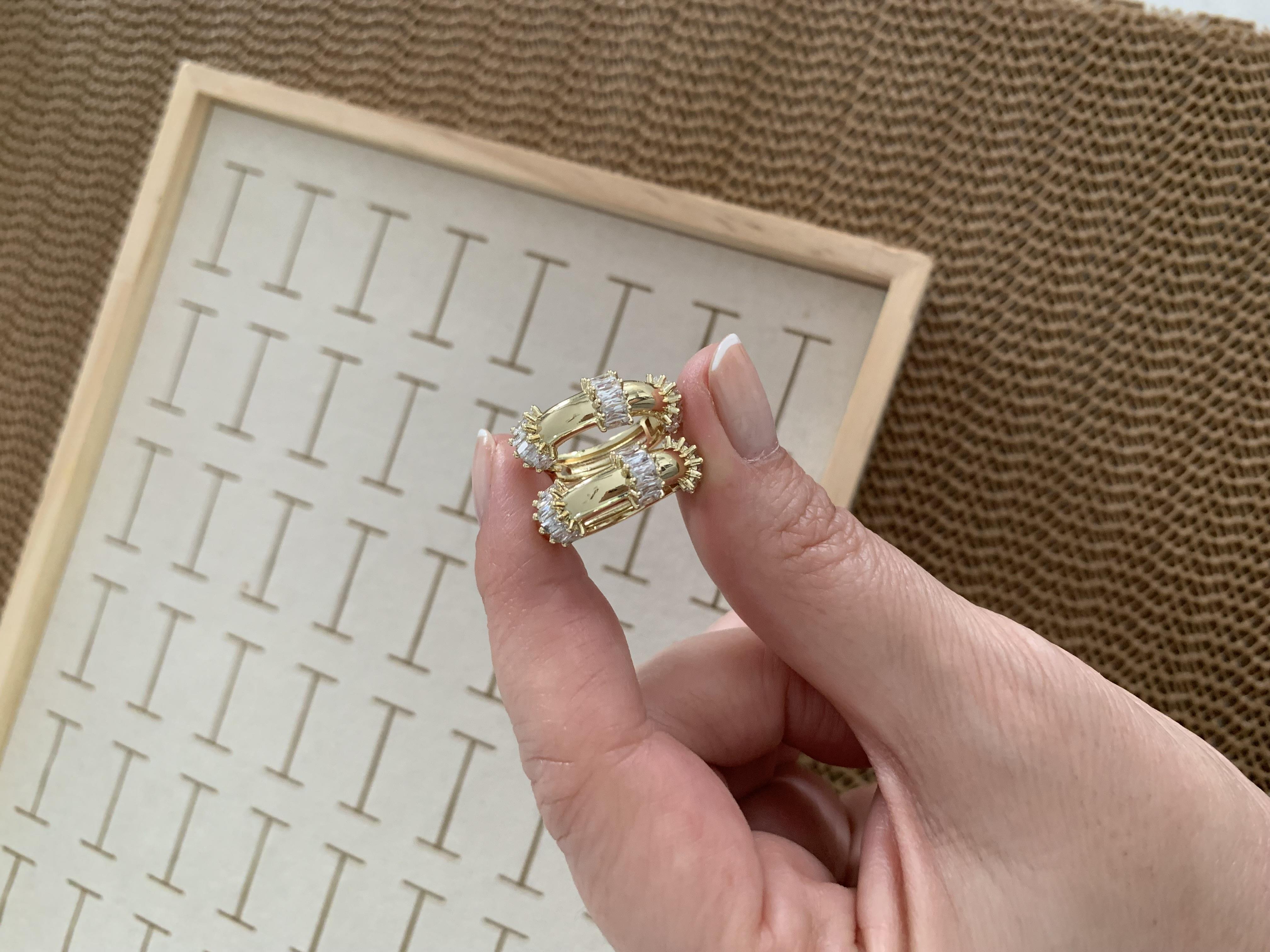Vip Gold Baget Taşlı Büyük Biyeli Küpe