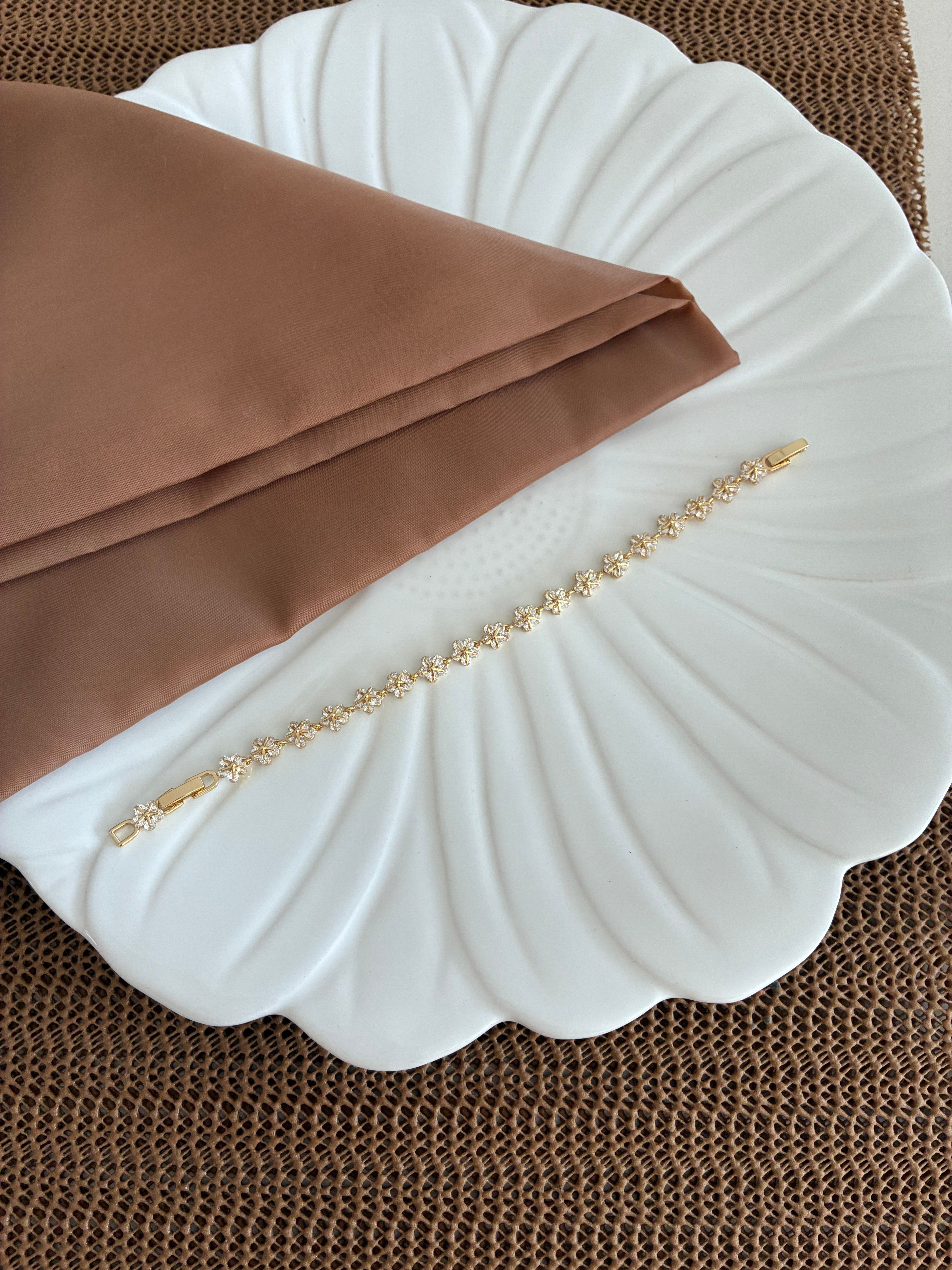 Vip Gold Baget Taşlı Çiçek Sıralı Bileklik