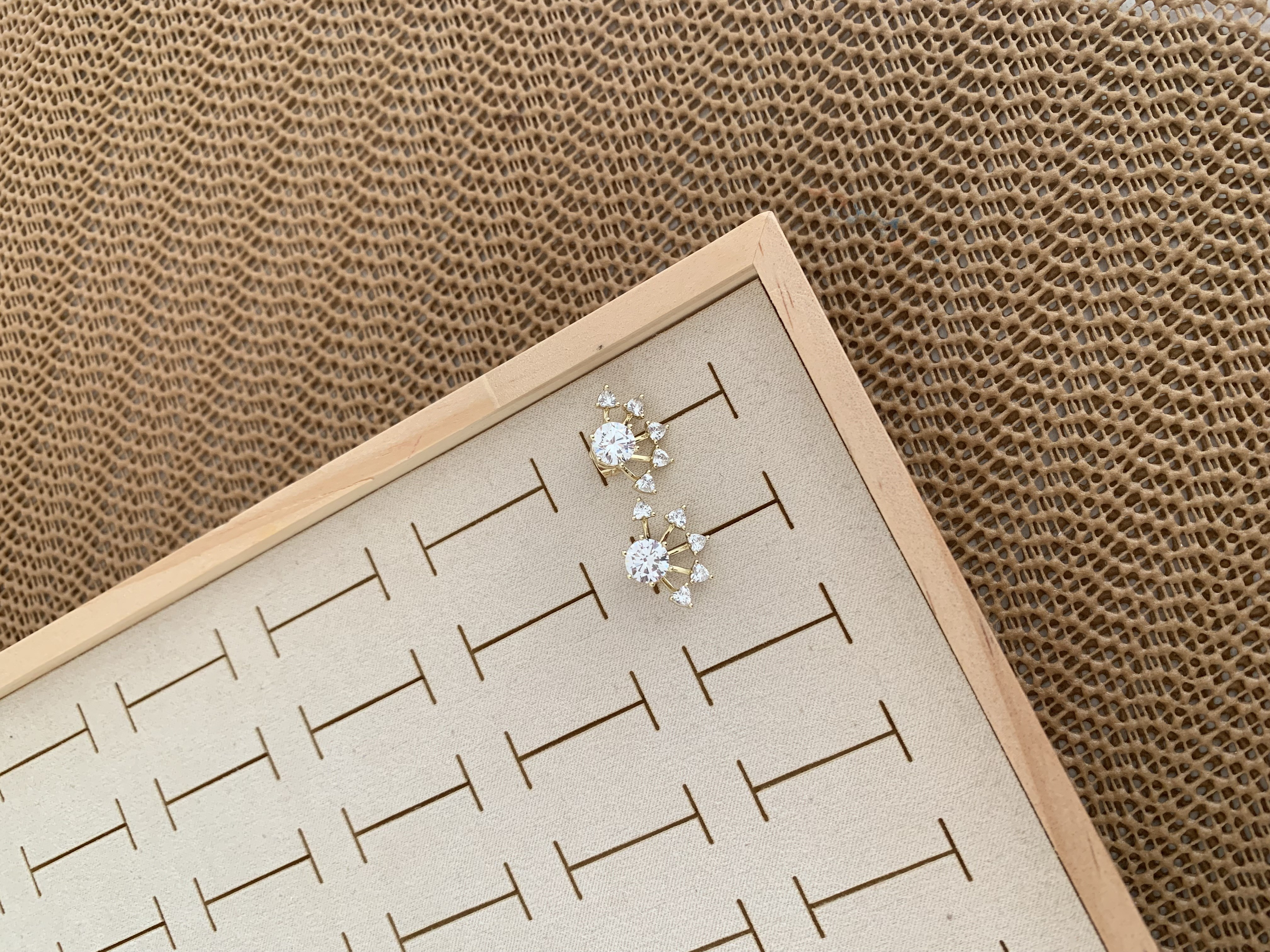 Vip Gold Baget Tek Taş Kral Tacı Tasarım Küpe