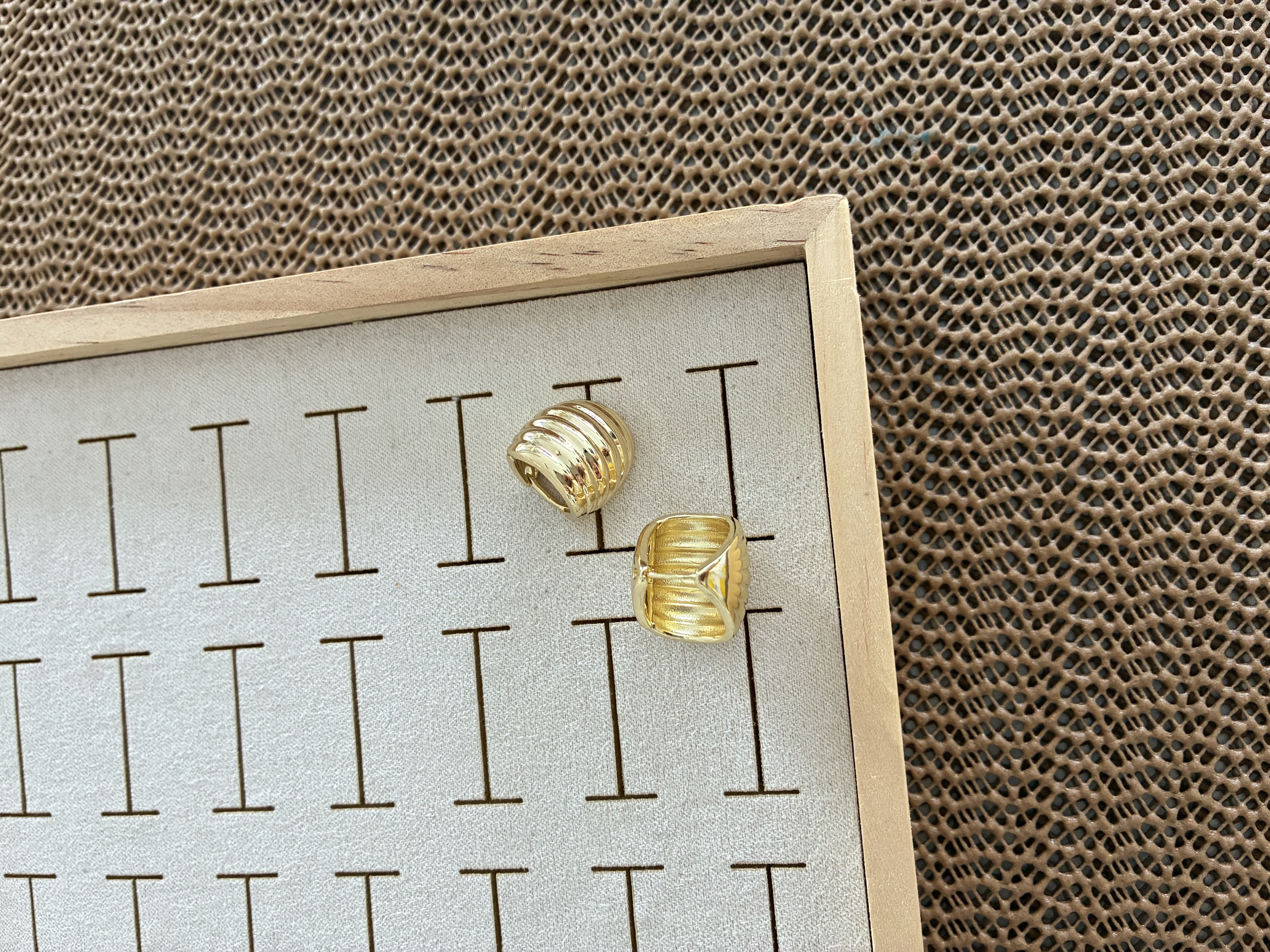 Vip Gold Çizgili Bombeli Midye Küpe