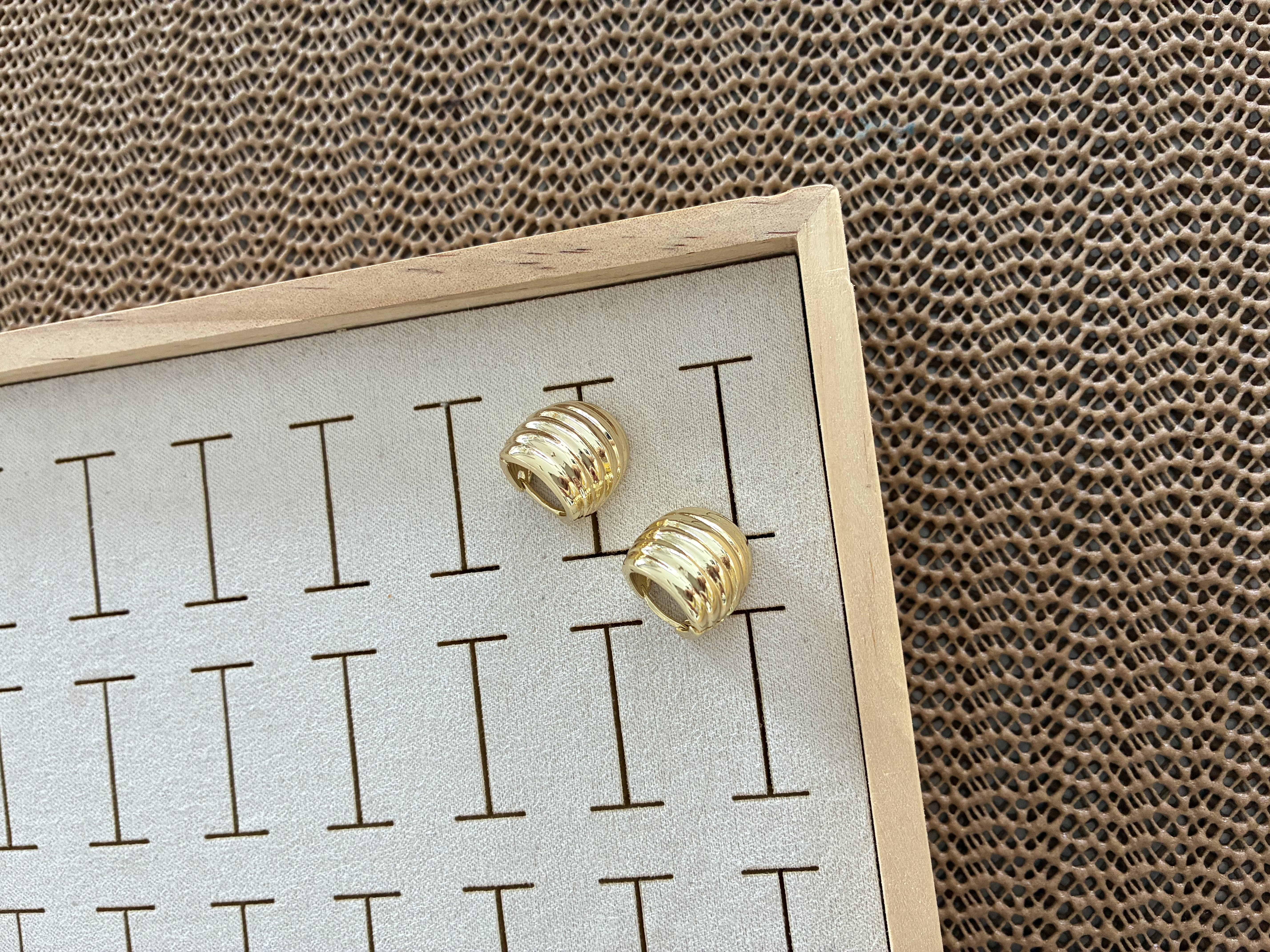 Vip Gold Çizgili Bombeli Midye Küpe