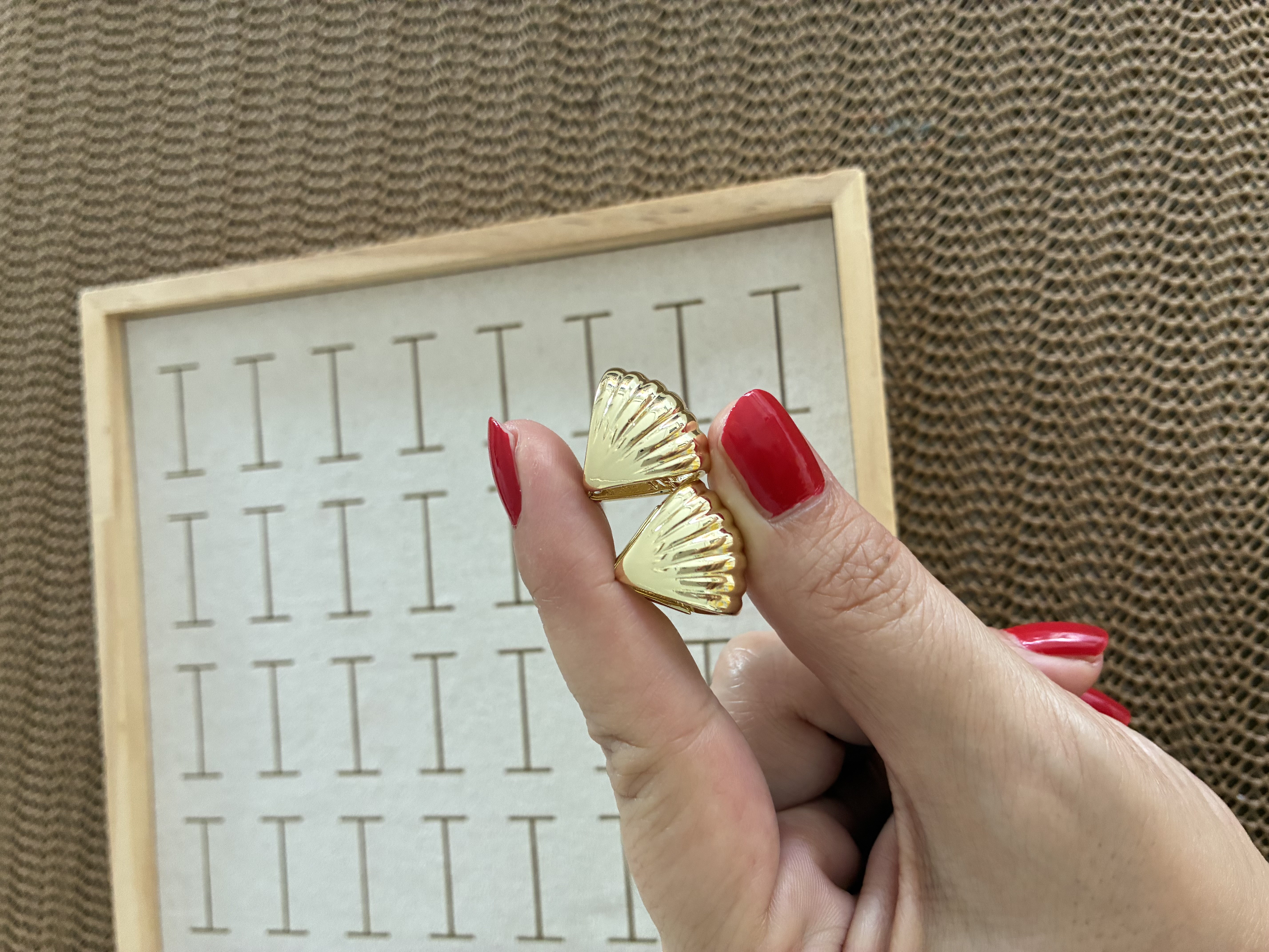 Vip Gold Çizgili Bombeli Midye Küpe