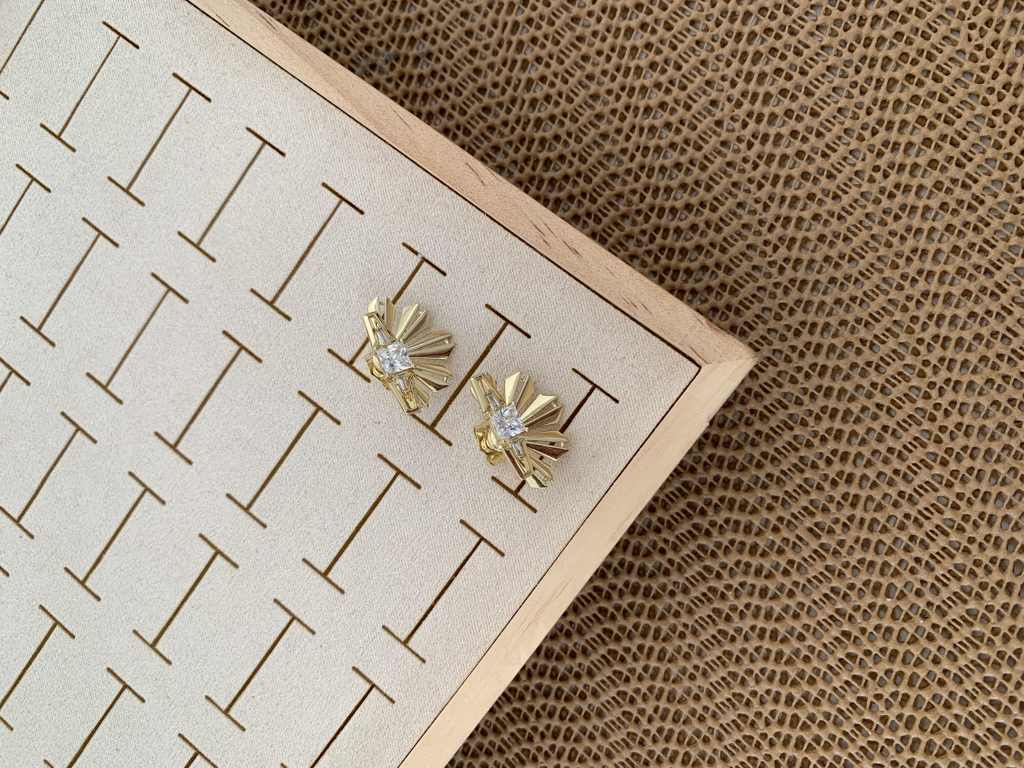 Vip Gold Kare Baget Taşlı Yelpaze Detaylı Tasarım Küpe