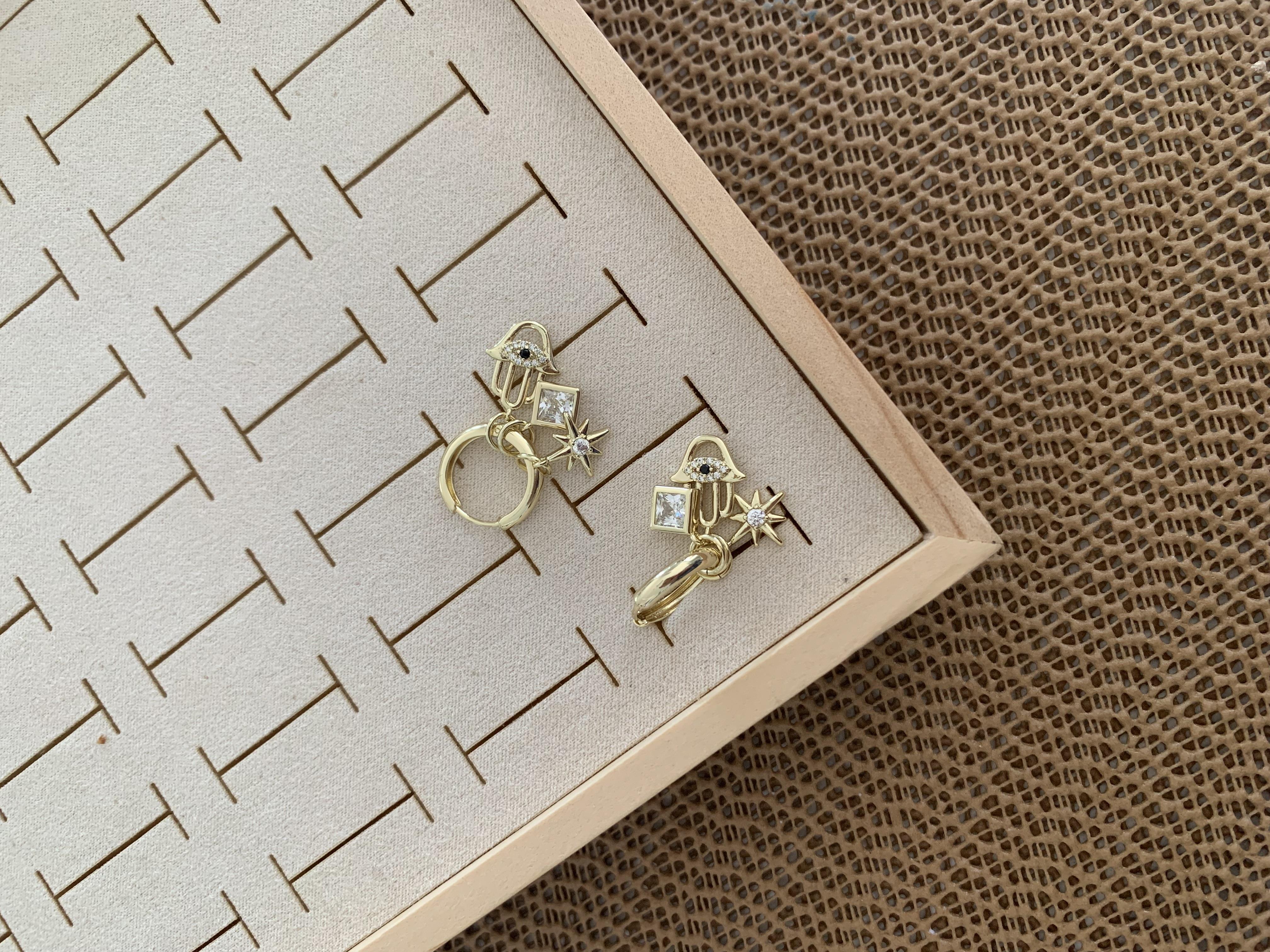 Vip Gold Kare Tek Taşlı Fatma Anaeli Charm Halka Küpe