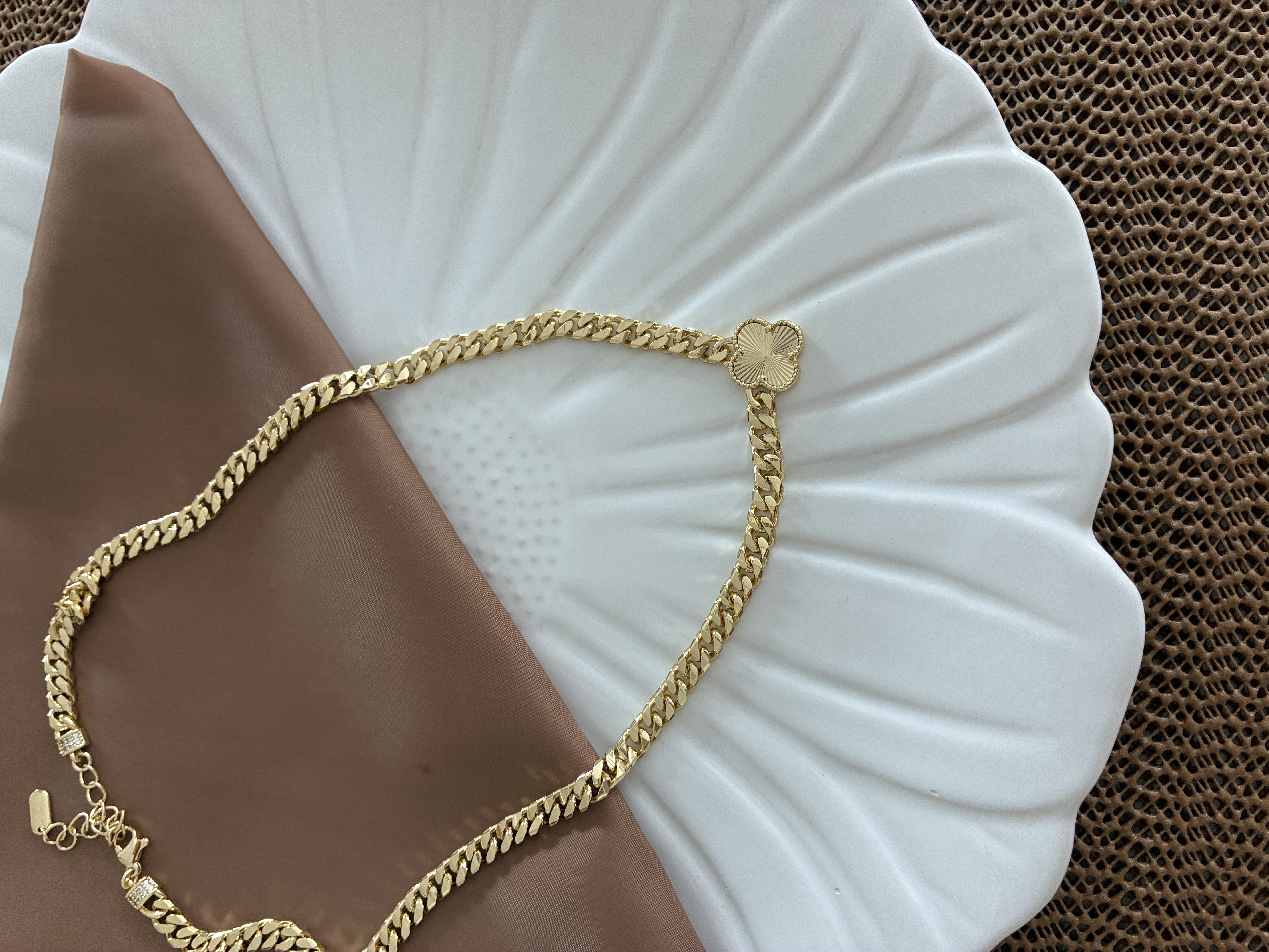 Vip Gold Klasik Zincirli Lazer Yonca Detaylı Kolye