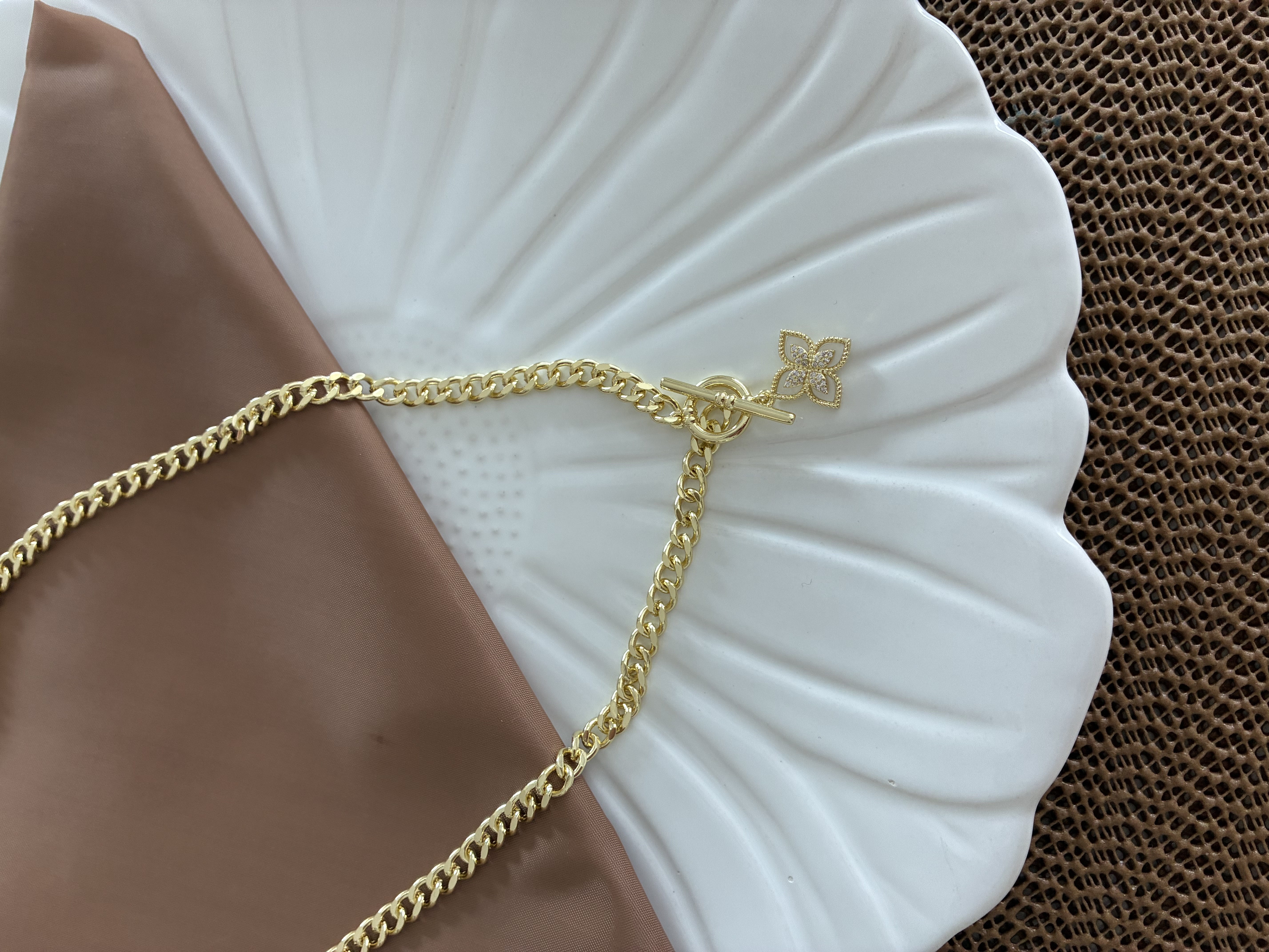 Vip Gold Klasik Zincirli Sdf Çiçek Detaylı Kilit Uçlu Kolye