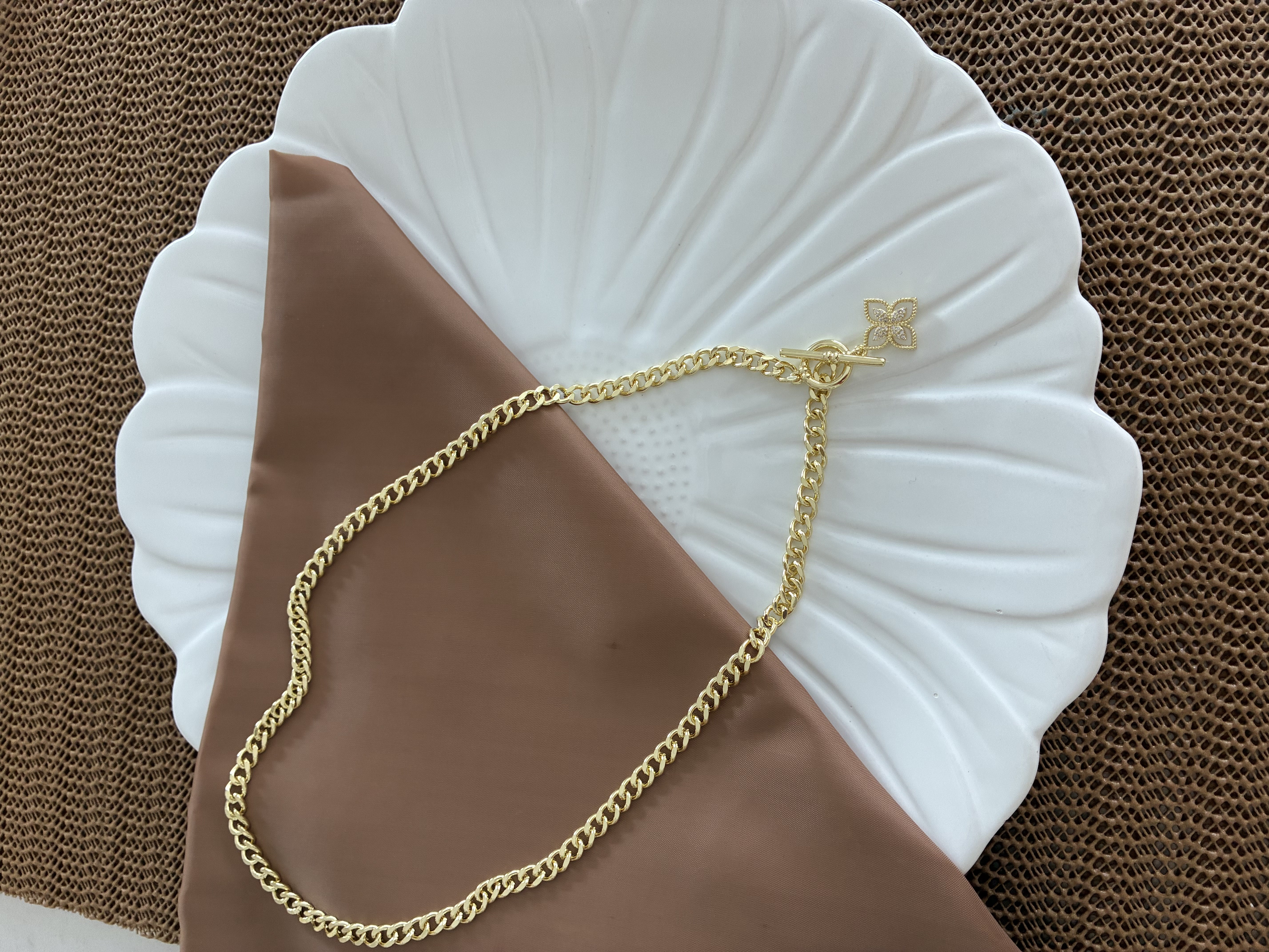 Vip Gold Klasik Zincirli Sdf Çiçek Detaylı Kilit Uçlu Kolye