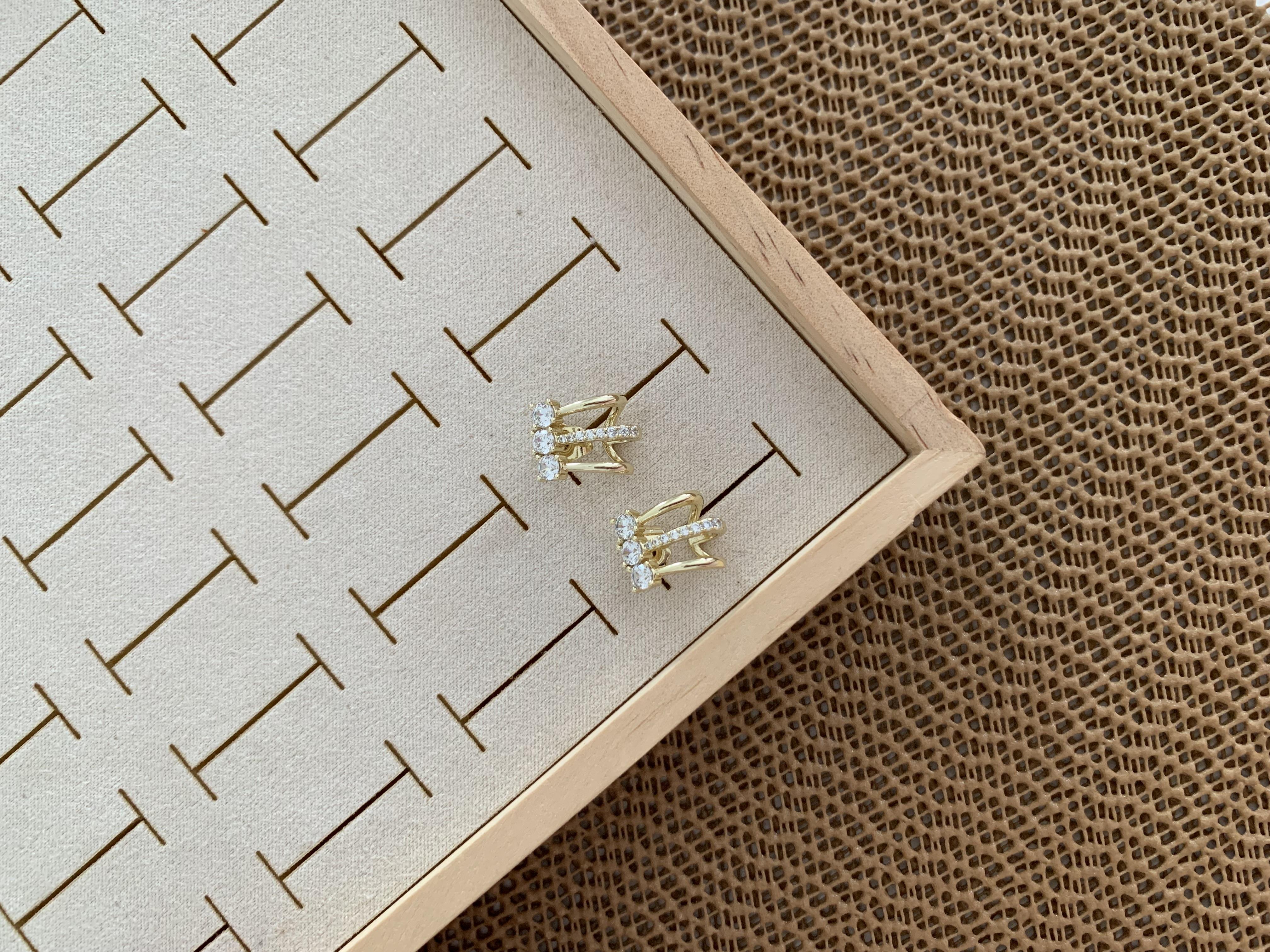 Vip Gold Üç Sıra Kare Baget Taşlı Ay Tasarım Küpe