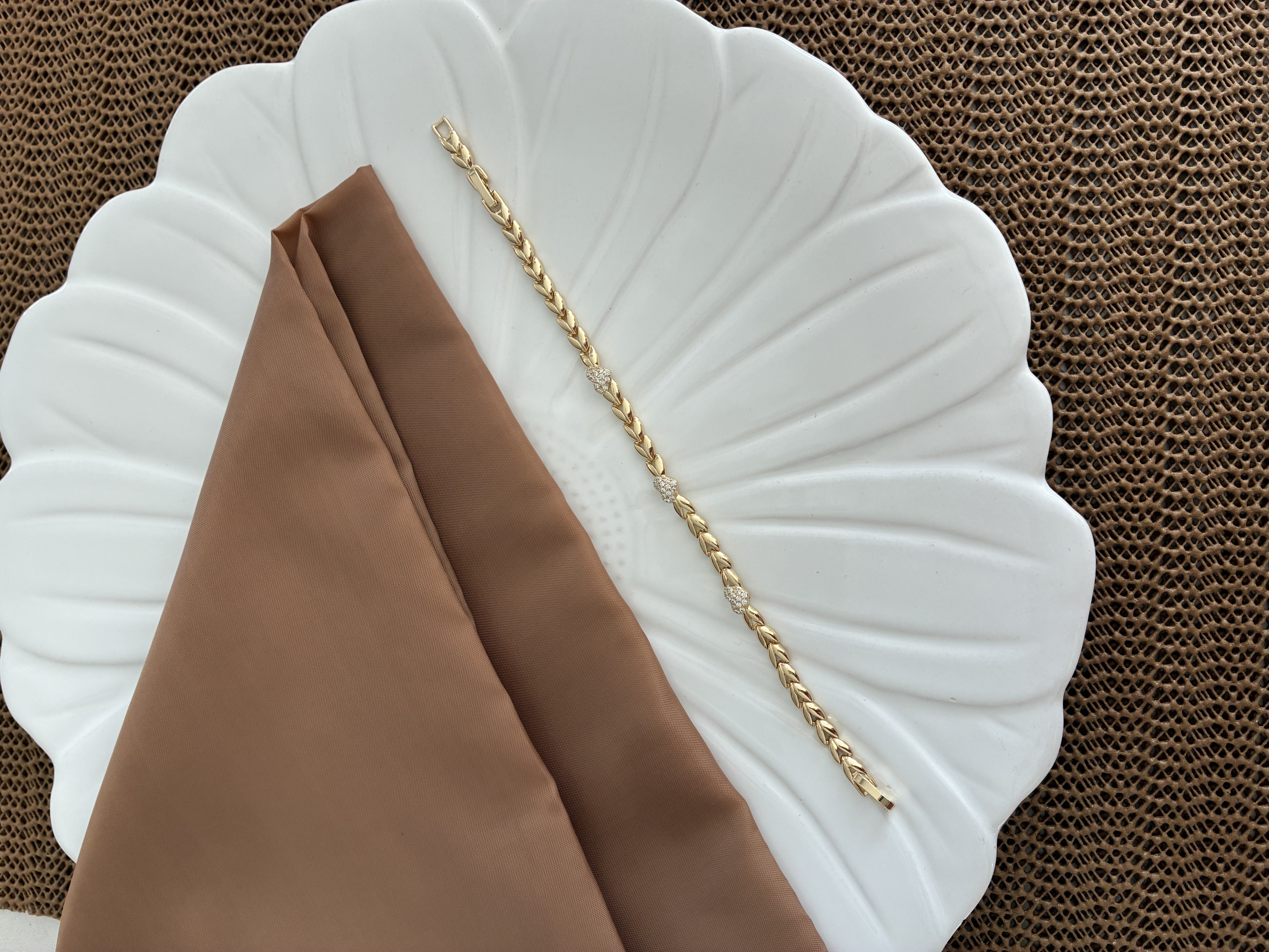 Vip Gold Yaprak Zincir Detaylı Zirkon Taş Kalp Sıralı Bileklik