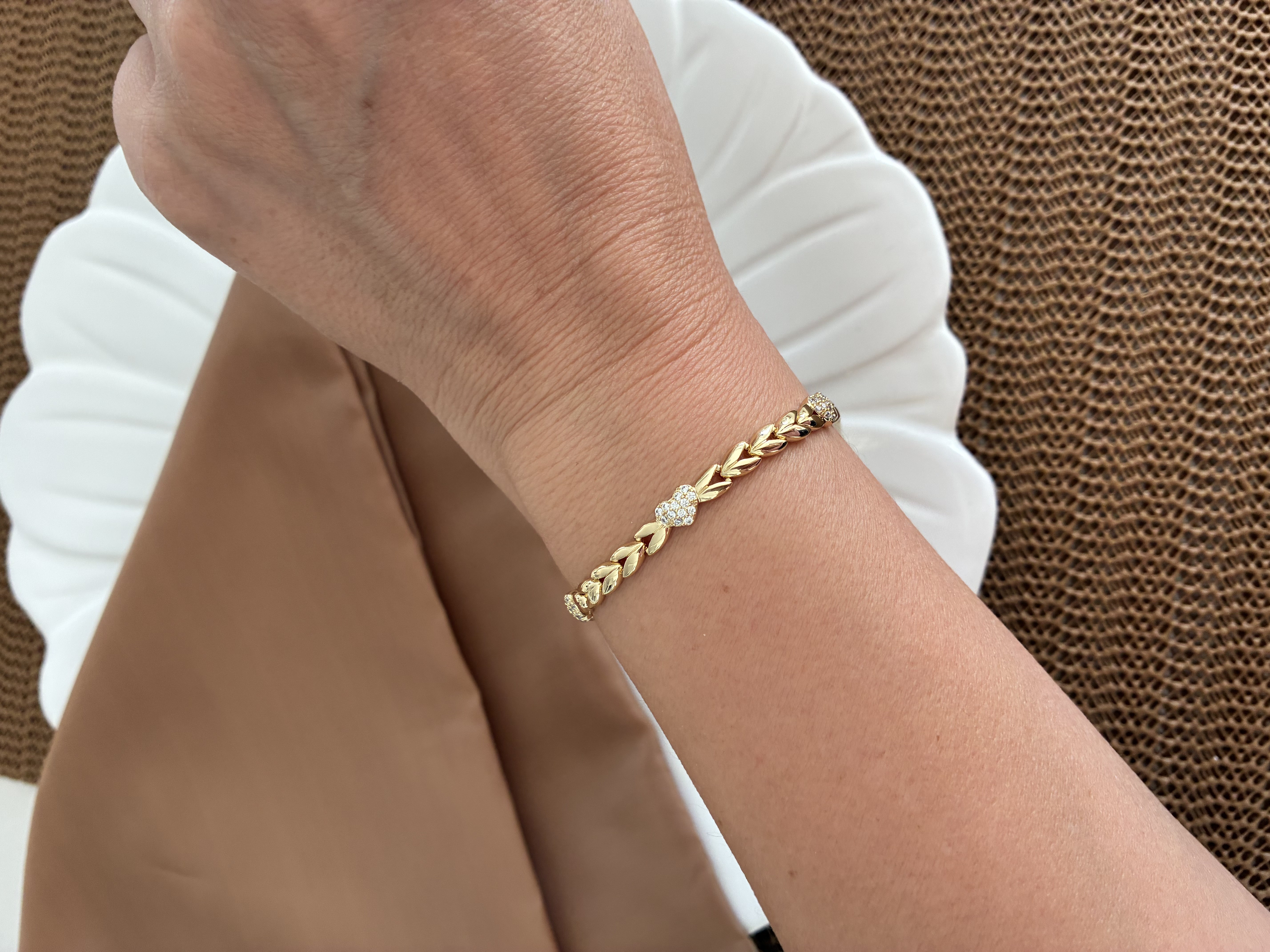 Vip Gold Yaprak Zincir Detaylı Zirkon Taş Kalp Sıralı Bileklik