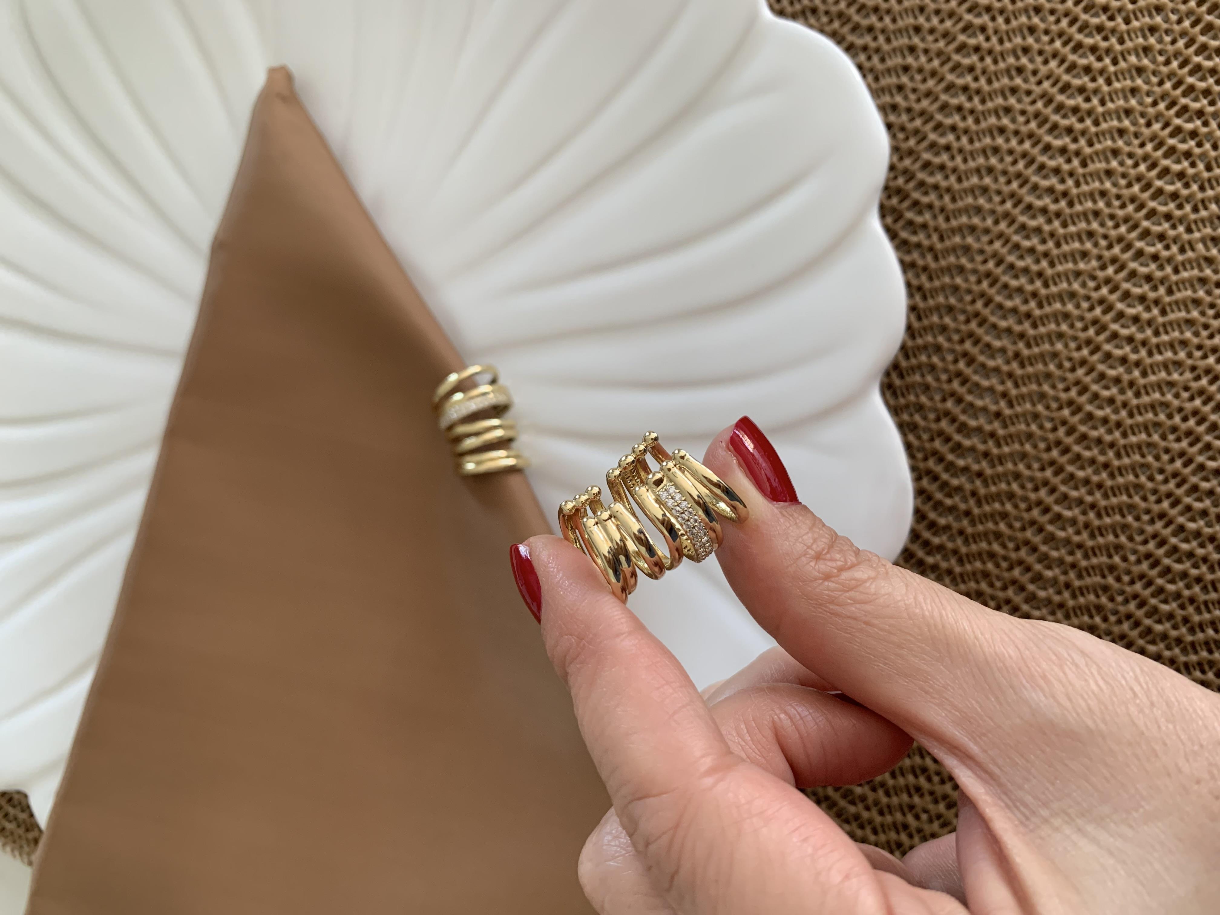 Vip Gold Zirkon Taşlı Bombeli Tasarım Kıkırdak Küpe