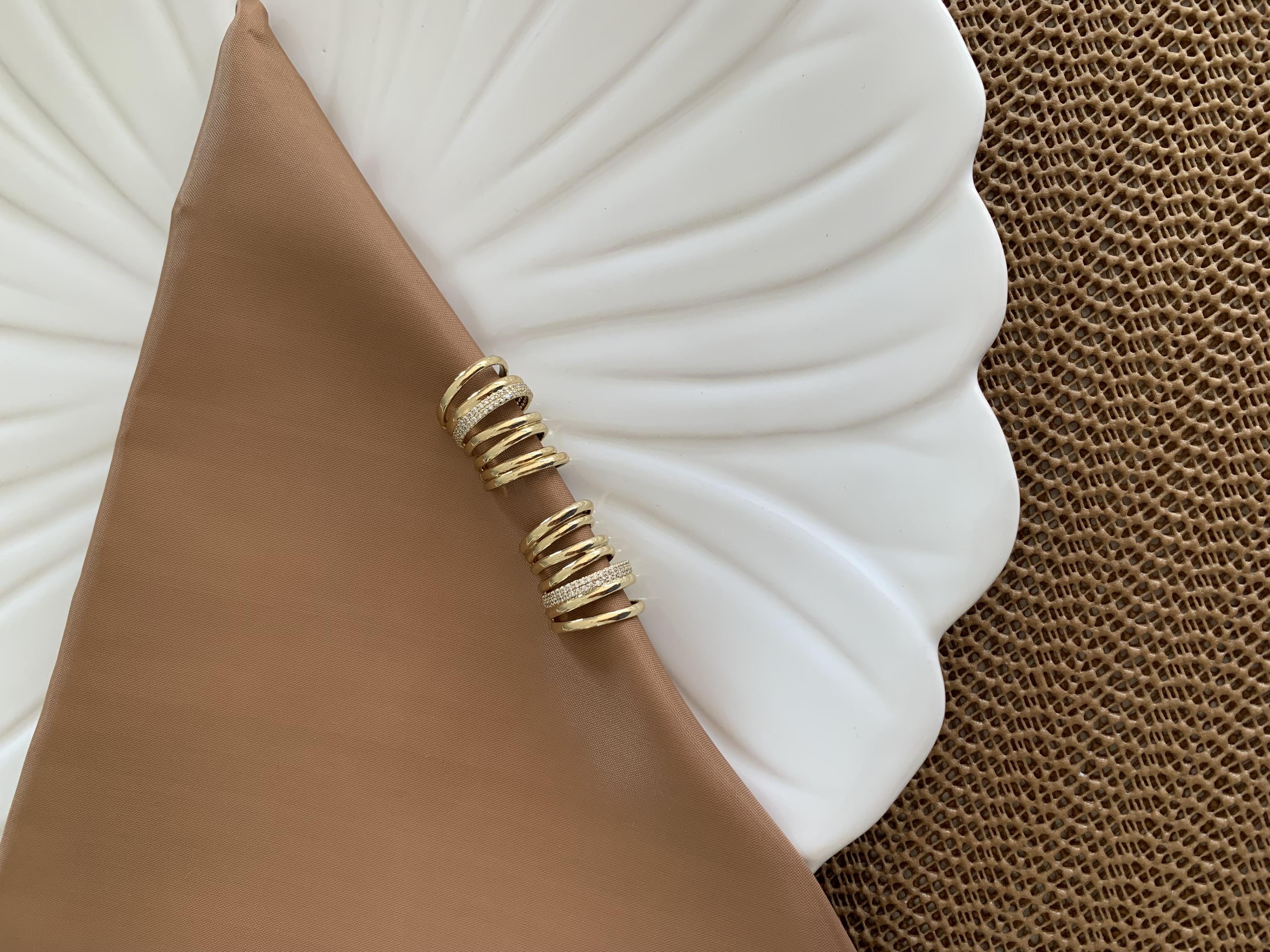Vip Gold Zirkon Taşlı Bombeli Tasarım Kıkırdak Küpe