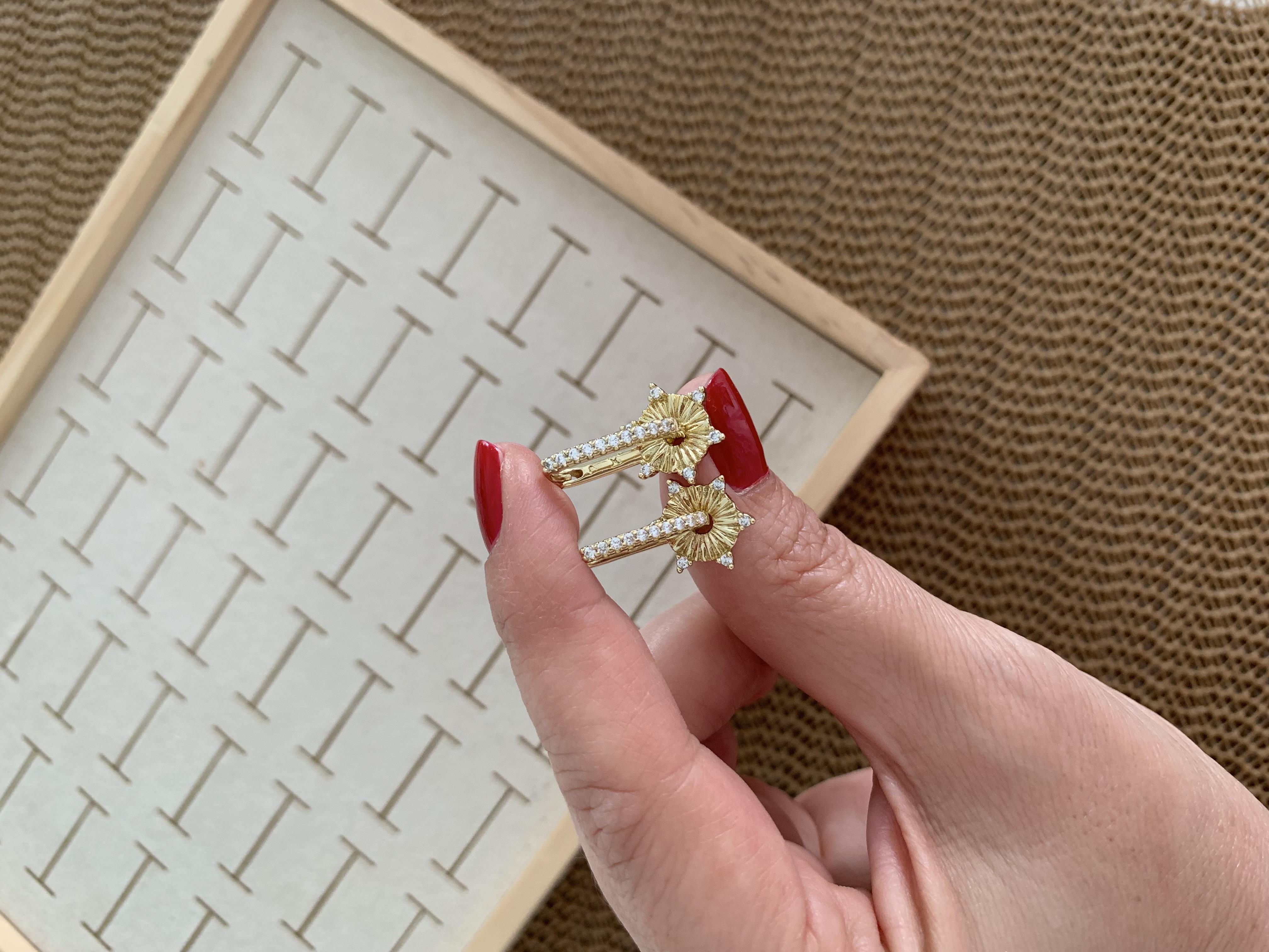 Vip Gold Zirkon Taşlı Çiçek Sallantı U Küpe