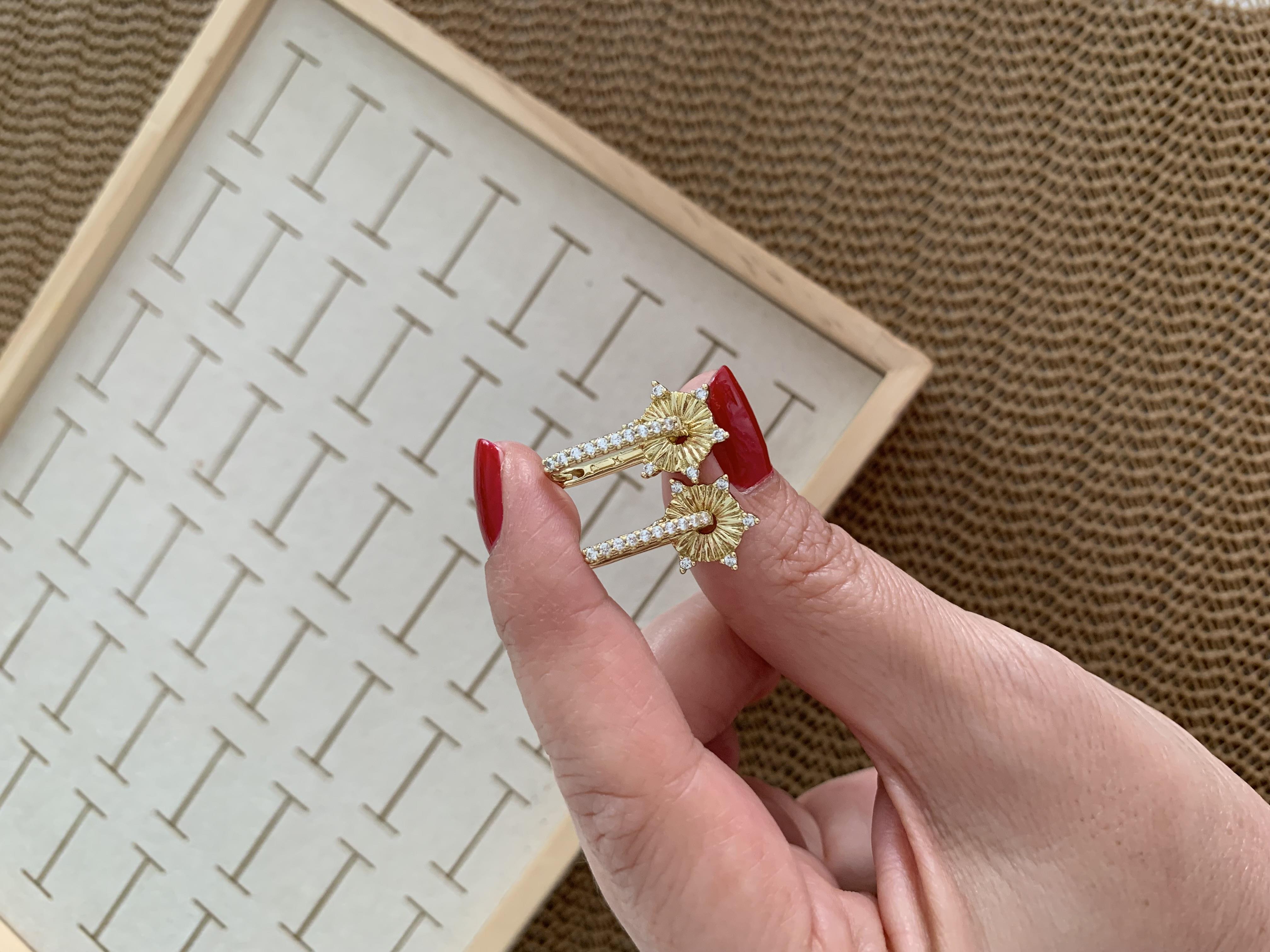 Vip Gold Zirkon Taşlı Çiçek Sallantı U Küpe