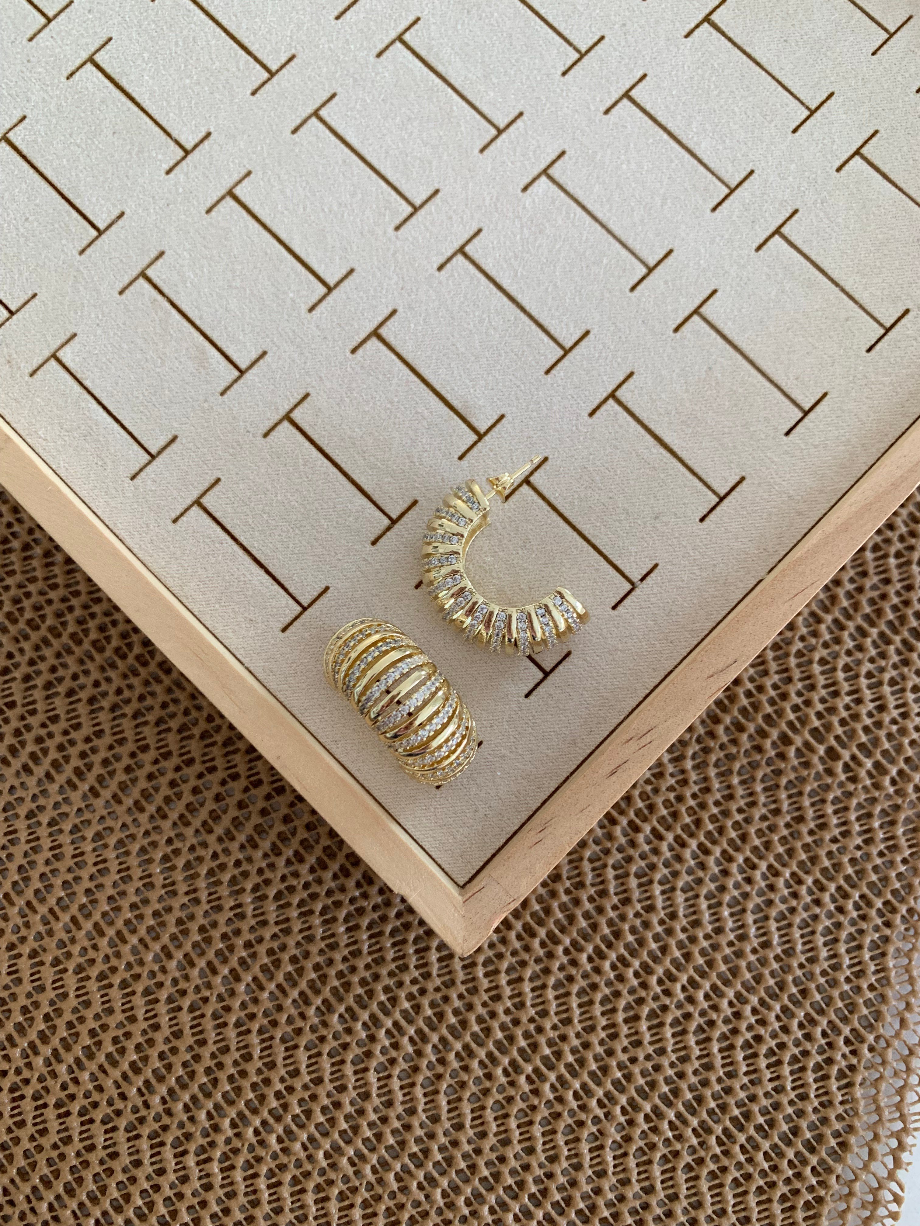 Vip Gold Zirkon Taşlı Helezon Ay Tasarım Küpe